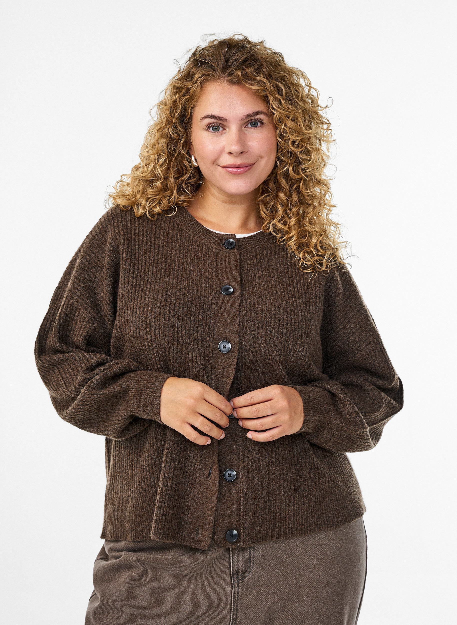Rippenstrick Strickjacke mit Kn&ouml;pfen, Braun, Model