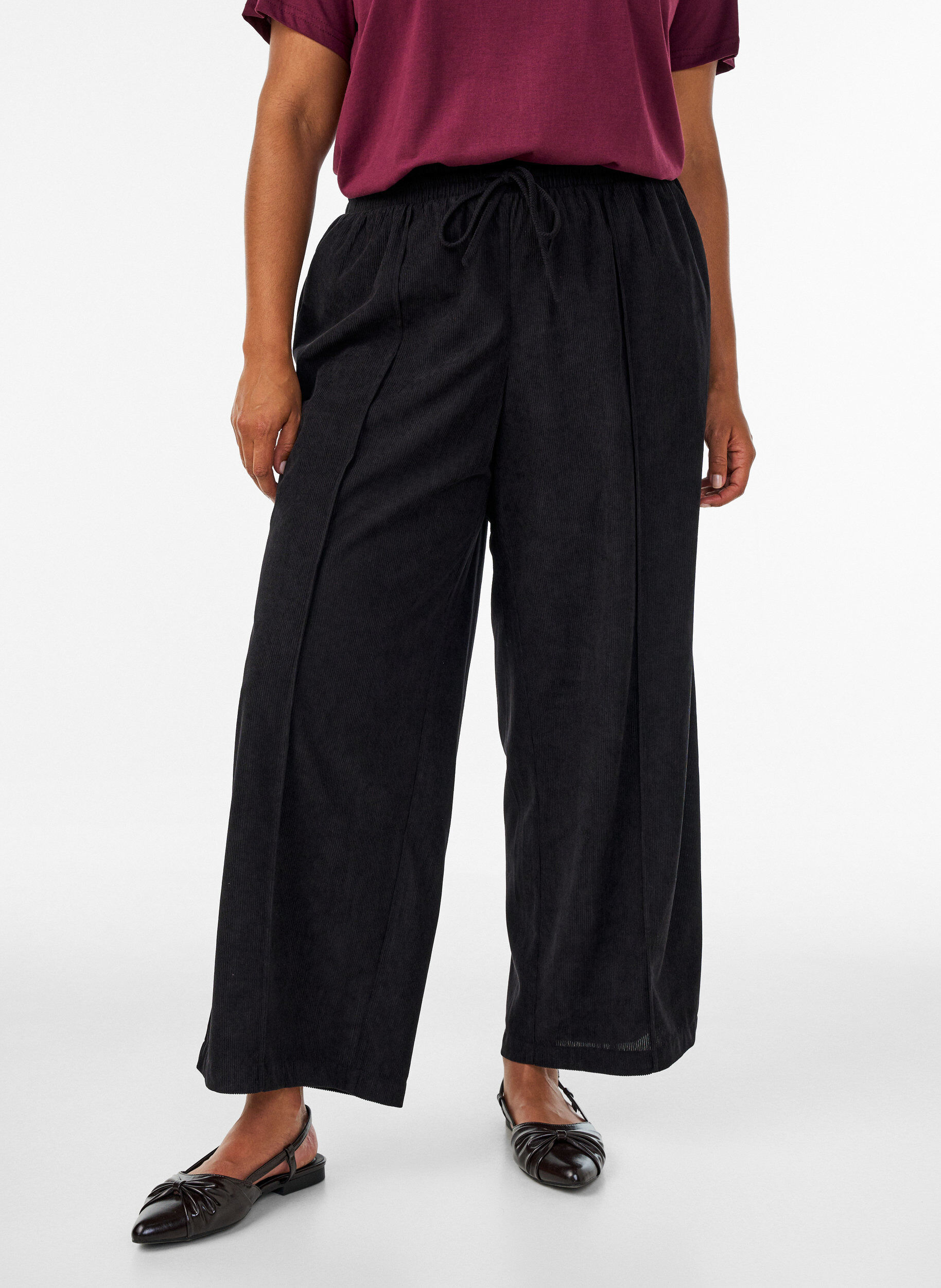 ZizziPantalon en velours c&ocirc;tel&eacute; &agrave; coupe ample et taille haute, Noir, Model image number 2