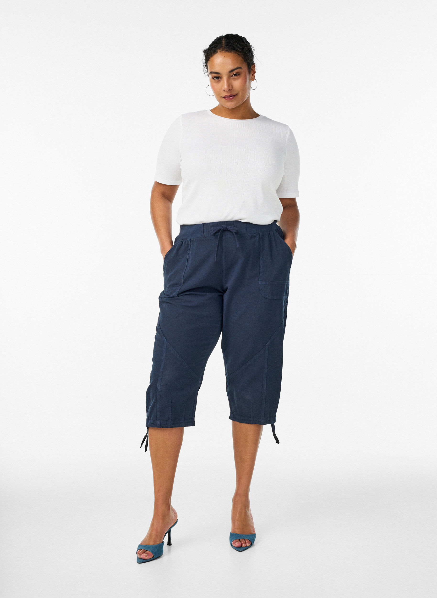 Capri-Hose aus Baumwolle, Blau, Model