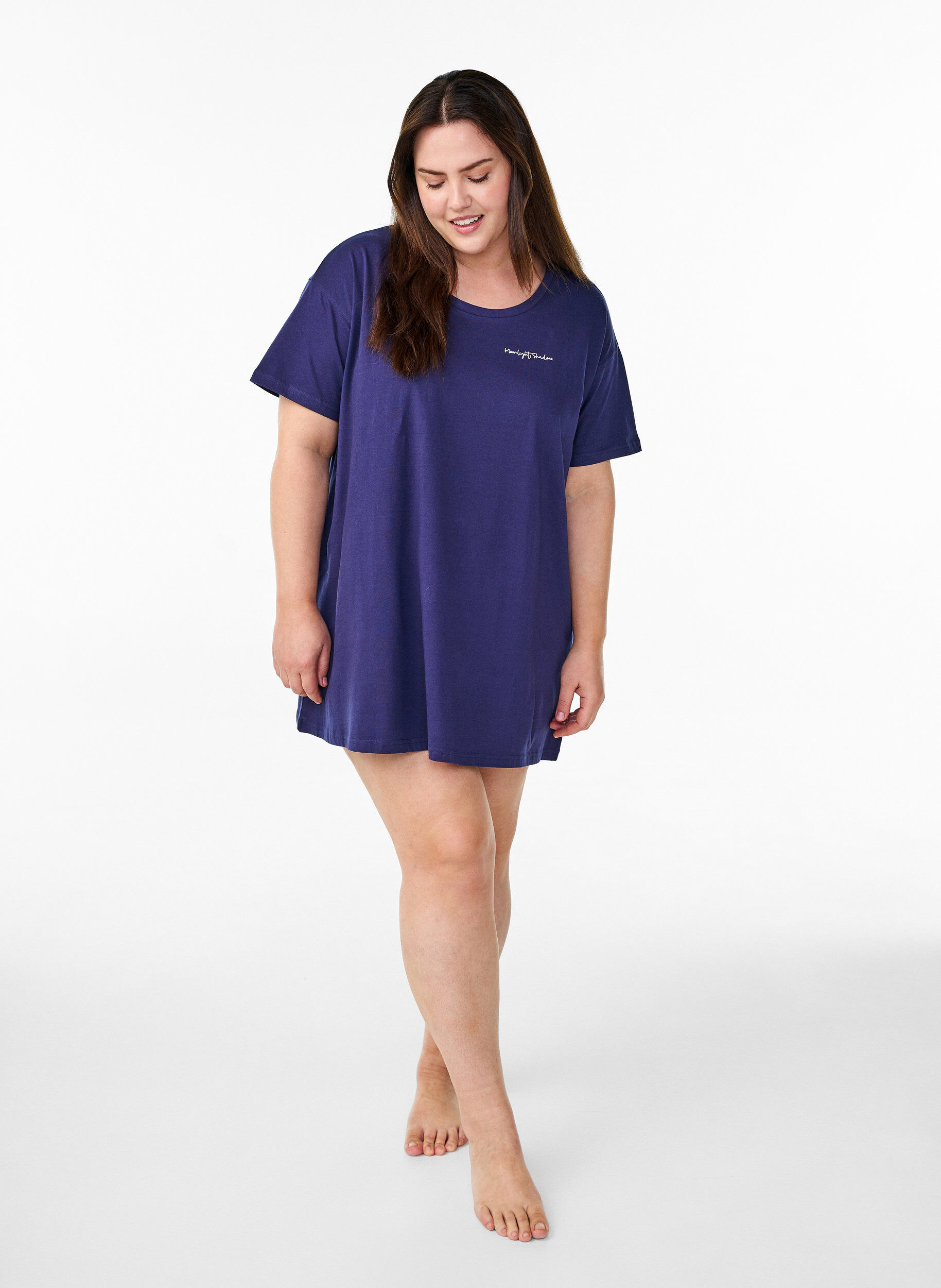 Zizzi T-shirt de nuit long en coton bio avec imprim&eacute;, Bleu, Model image number 1