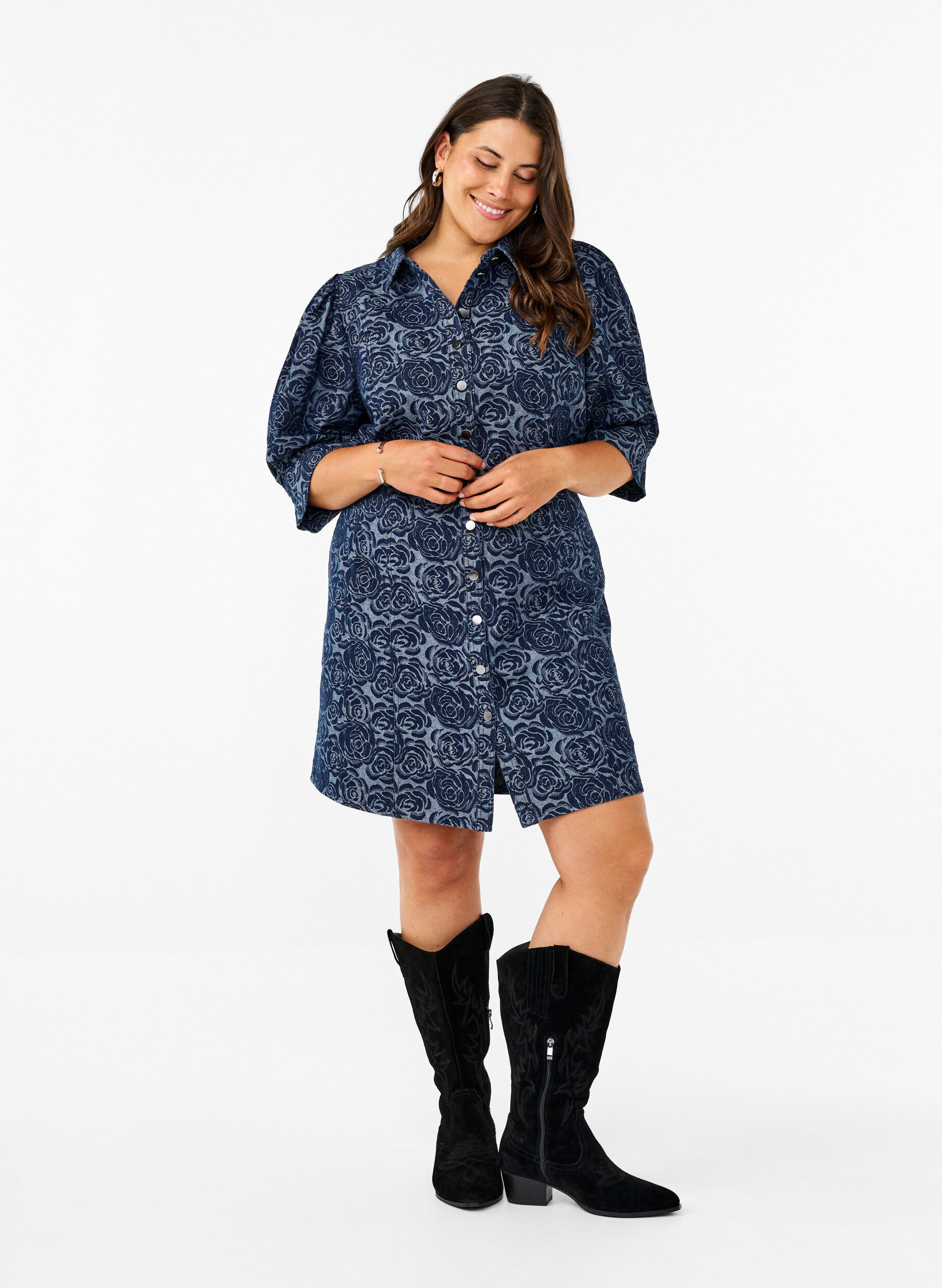 Zizzi Robe chemise en jean courte avec motif de rose, Denim Rose AOP, Model image number 2