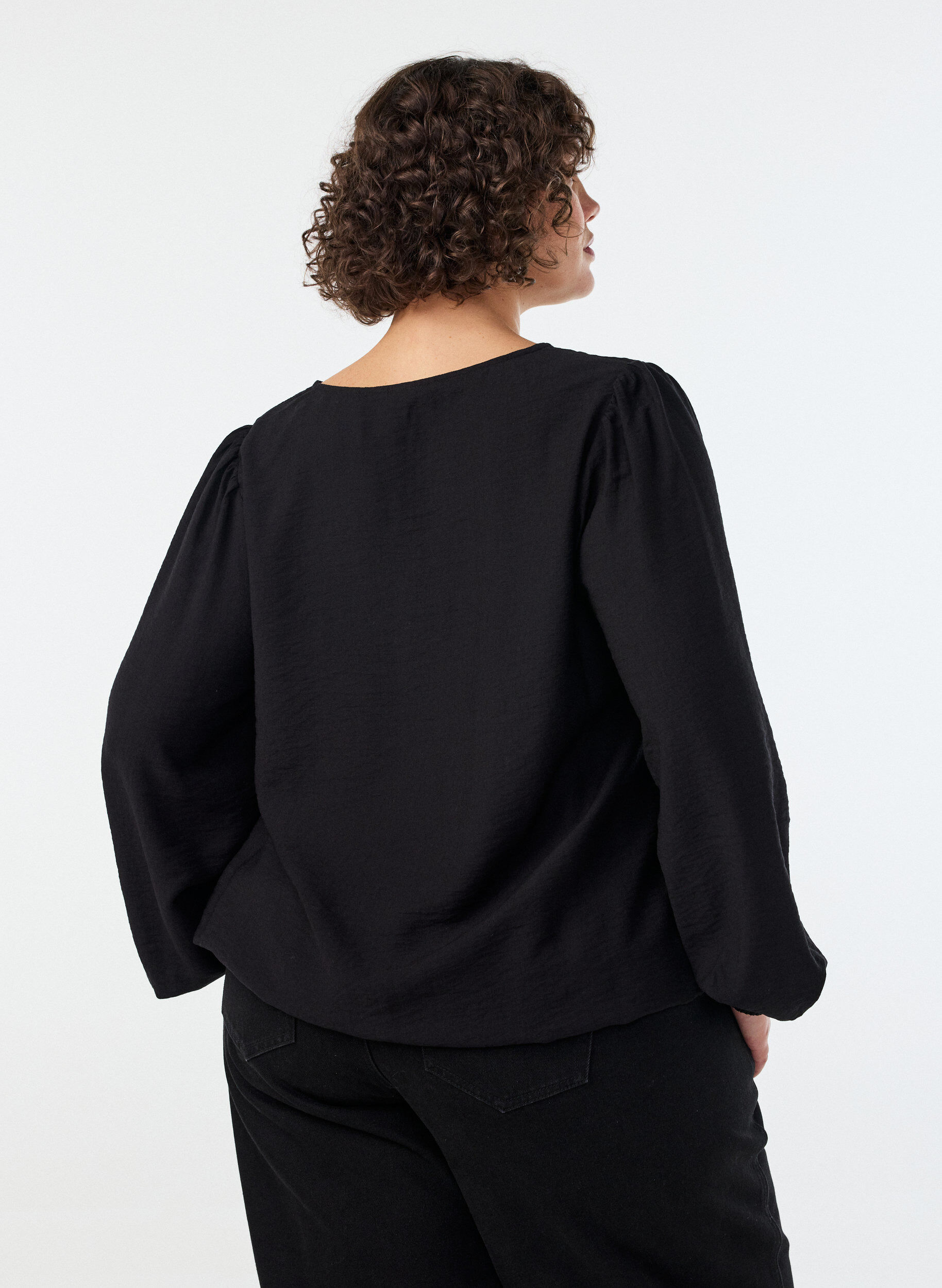 ZizziViskosebluse mit V-Ausschnitt und Ballonform, Schwarz, Model image number 2