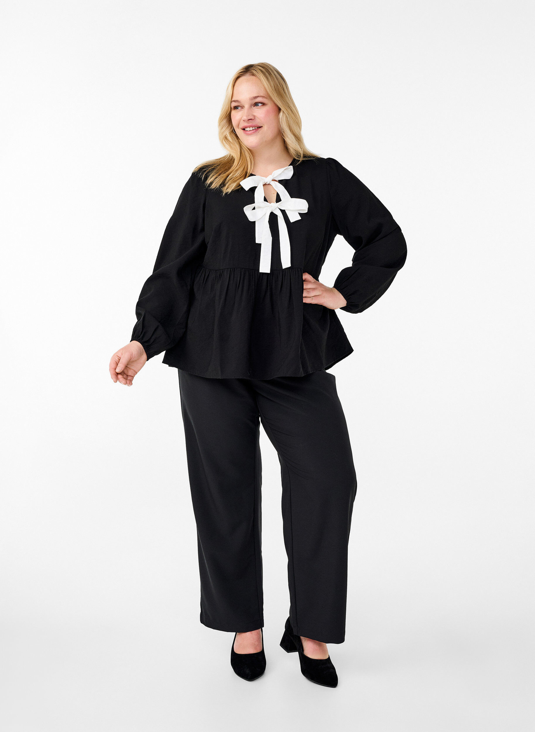 Zizzi Bluse aus Viskose mit Schleifen und langen &Auml;rmeln, Black White Bow, Model image number 2