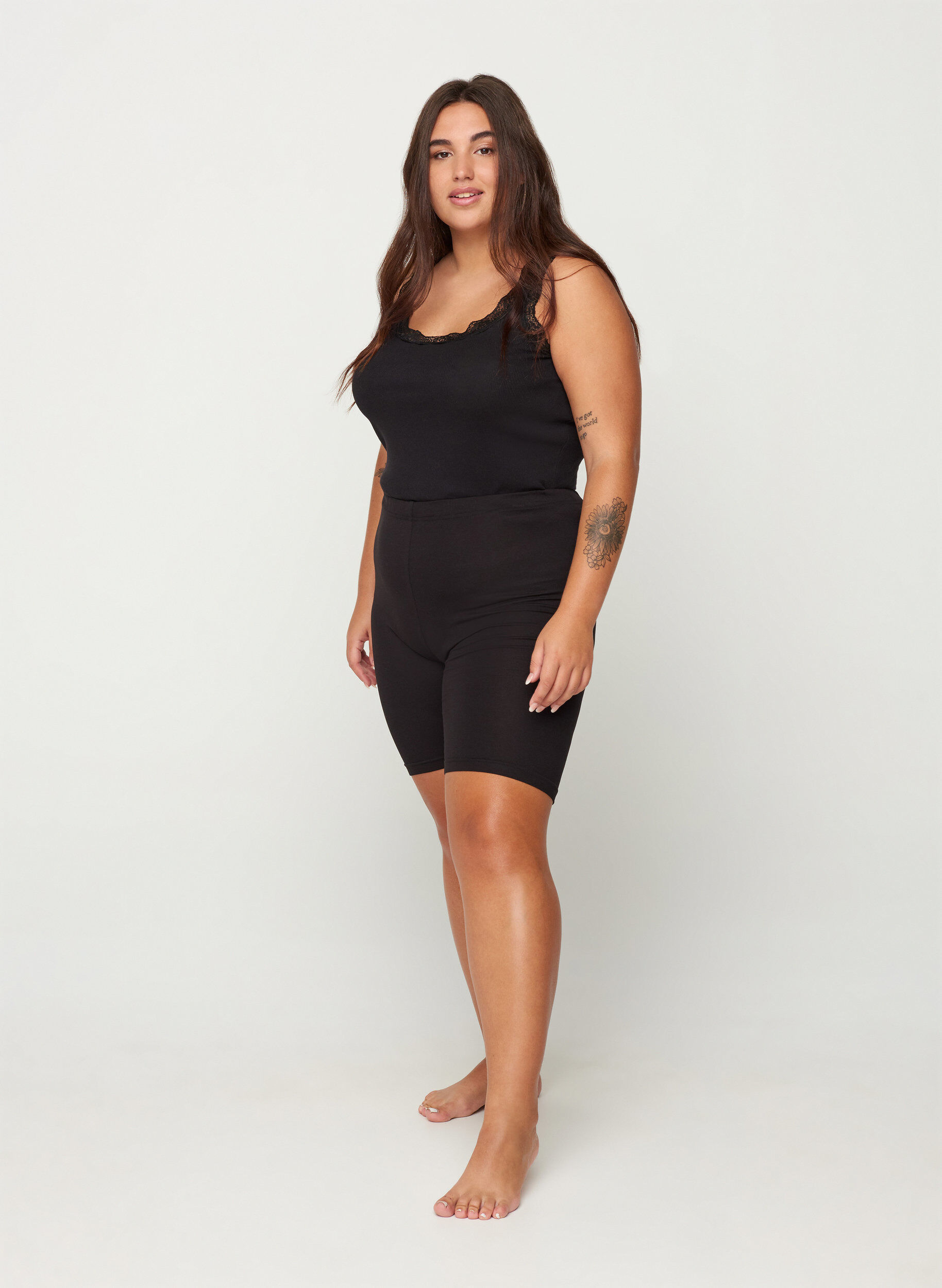 Zizzi Einfarbige Basic Radlershorts, Schwarz, Model image number 1