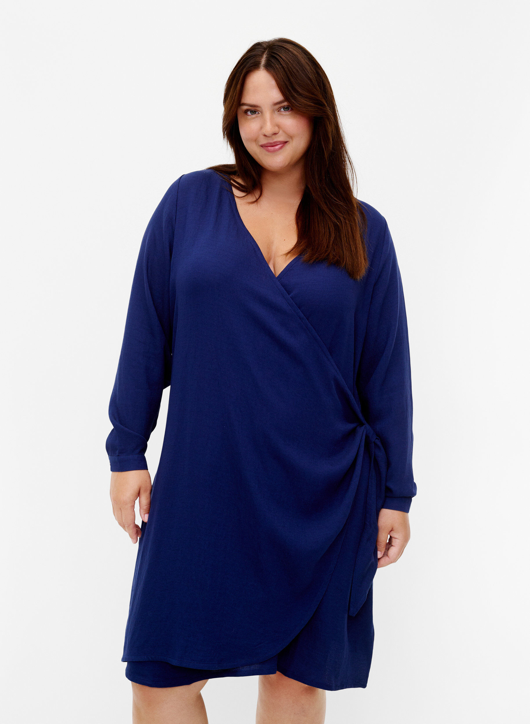Zizzi Robe &agrave; manches longues en viscose au look enveloppant, Medieval Blue, Model image number 0