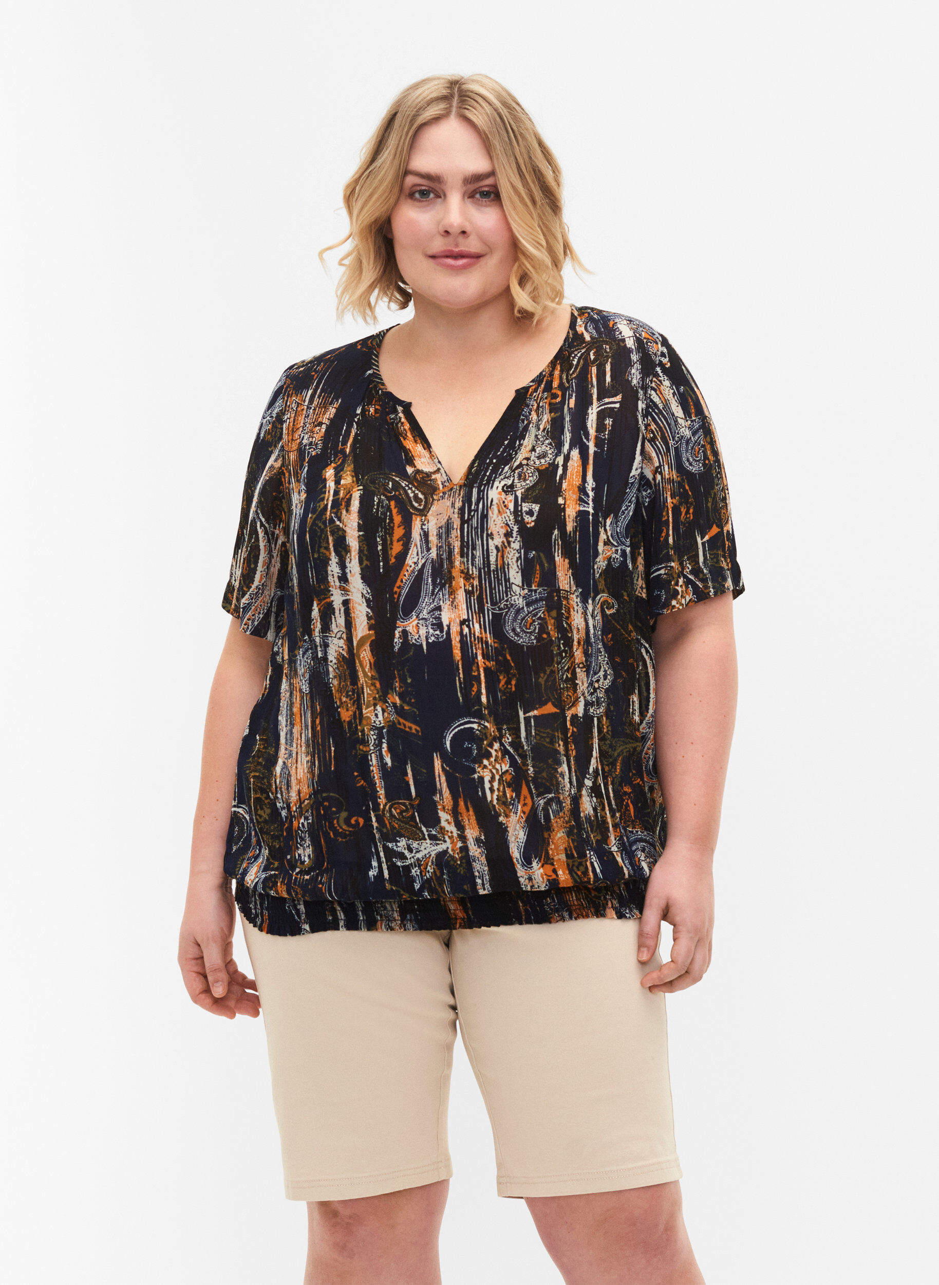 Short moulant avec poches arri&egrave;re, Fog, Model