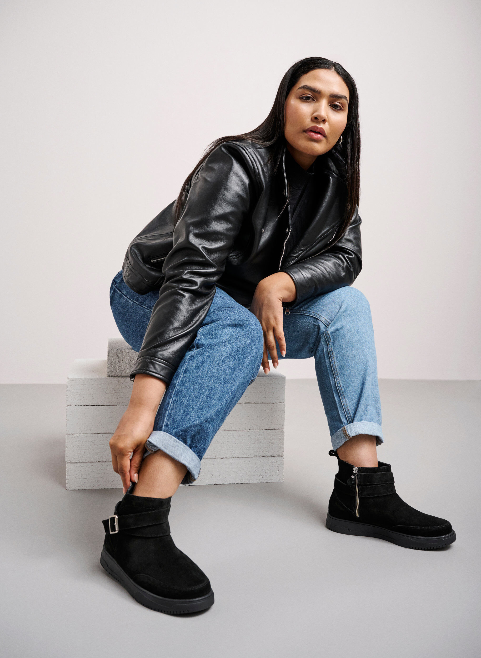 Zizzi Bottines coupe large en daim, Black, Image image number 0