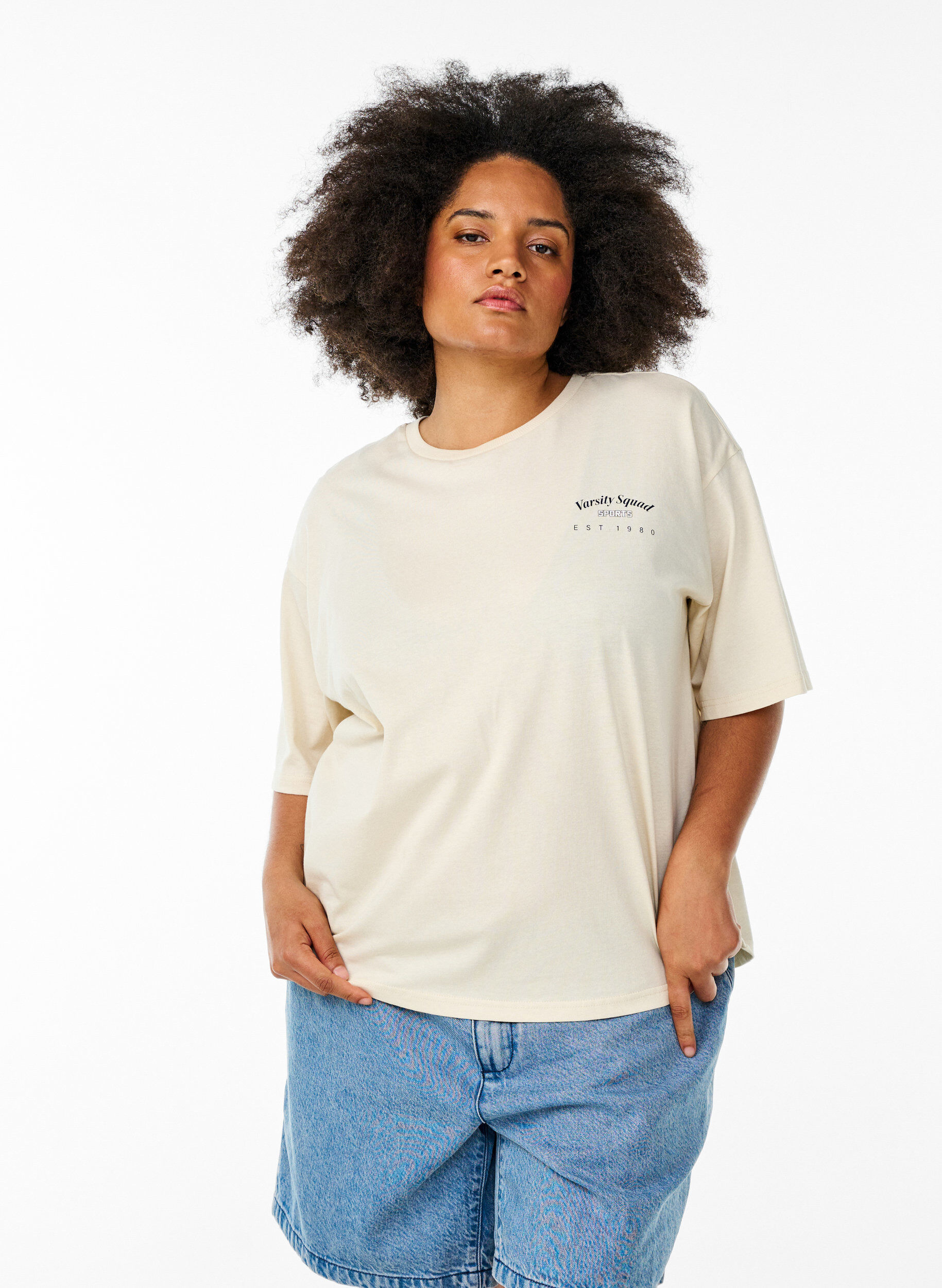 Zizzi Oversized T-Shirt mit R&uuml;ckenprint, Beige, Model image number 0