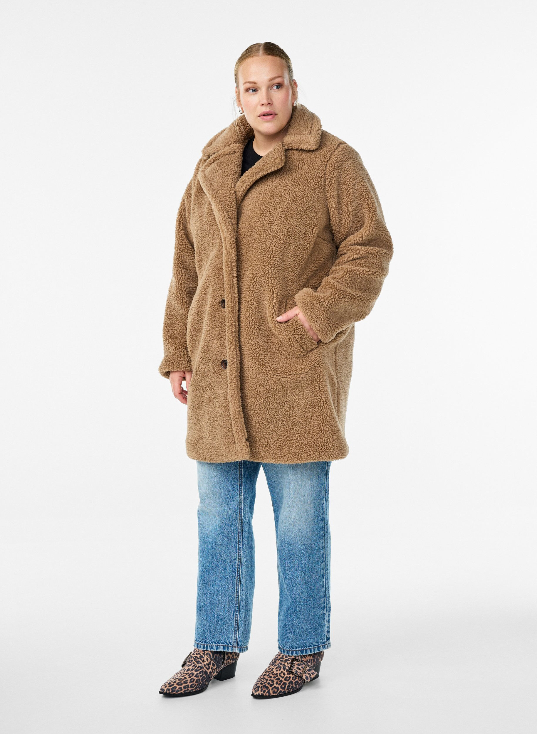 Zizzi Weiche Teddyjacke mit Kn&ouml;pfen und Kragen, Braun, Model image number 1