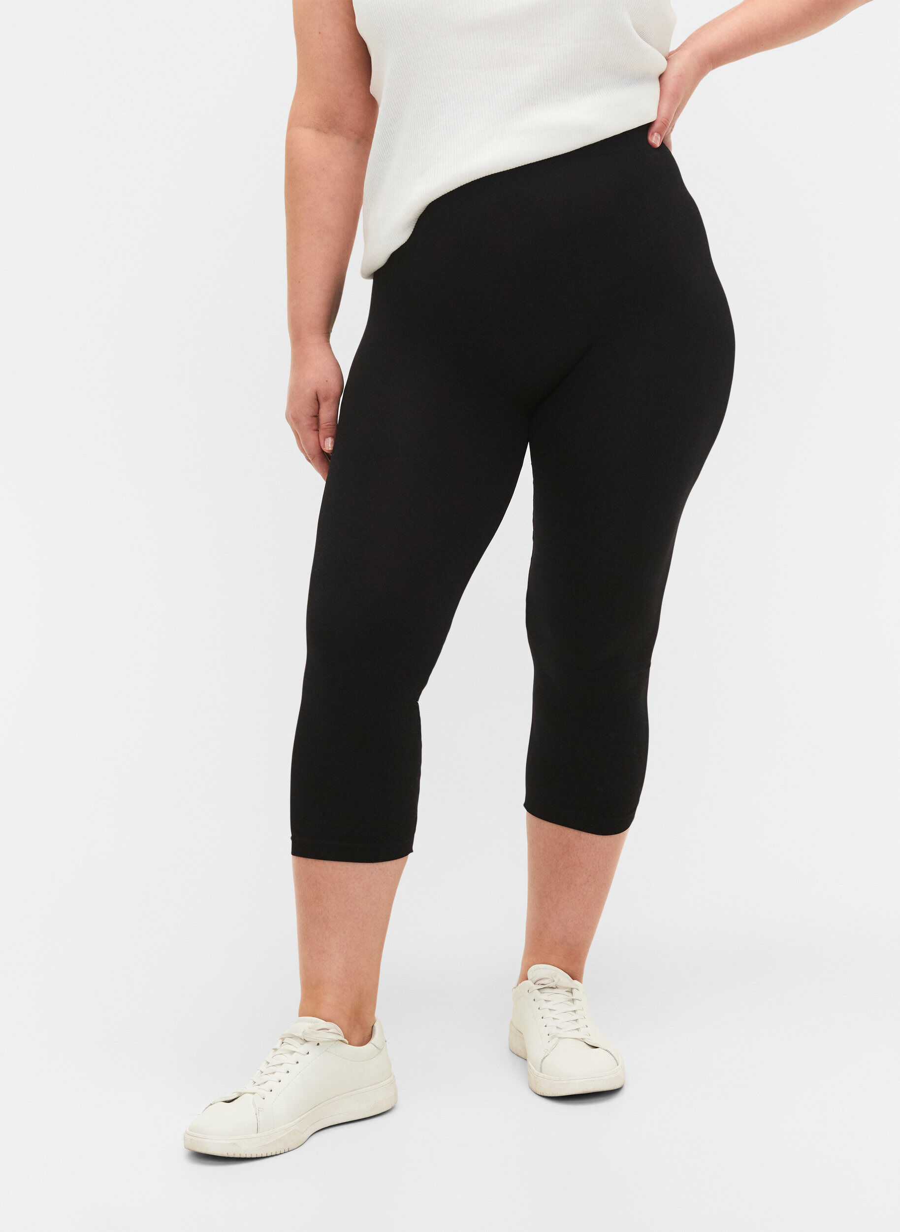 Zizzi Seamless 3/4 Leggings, Schwarz, Model image number 3