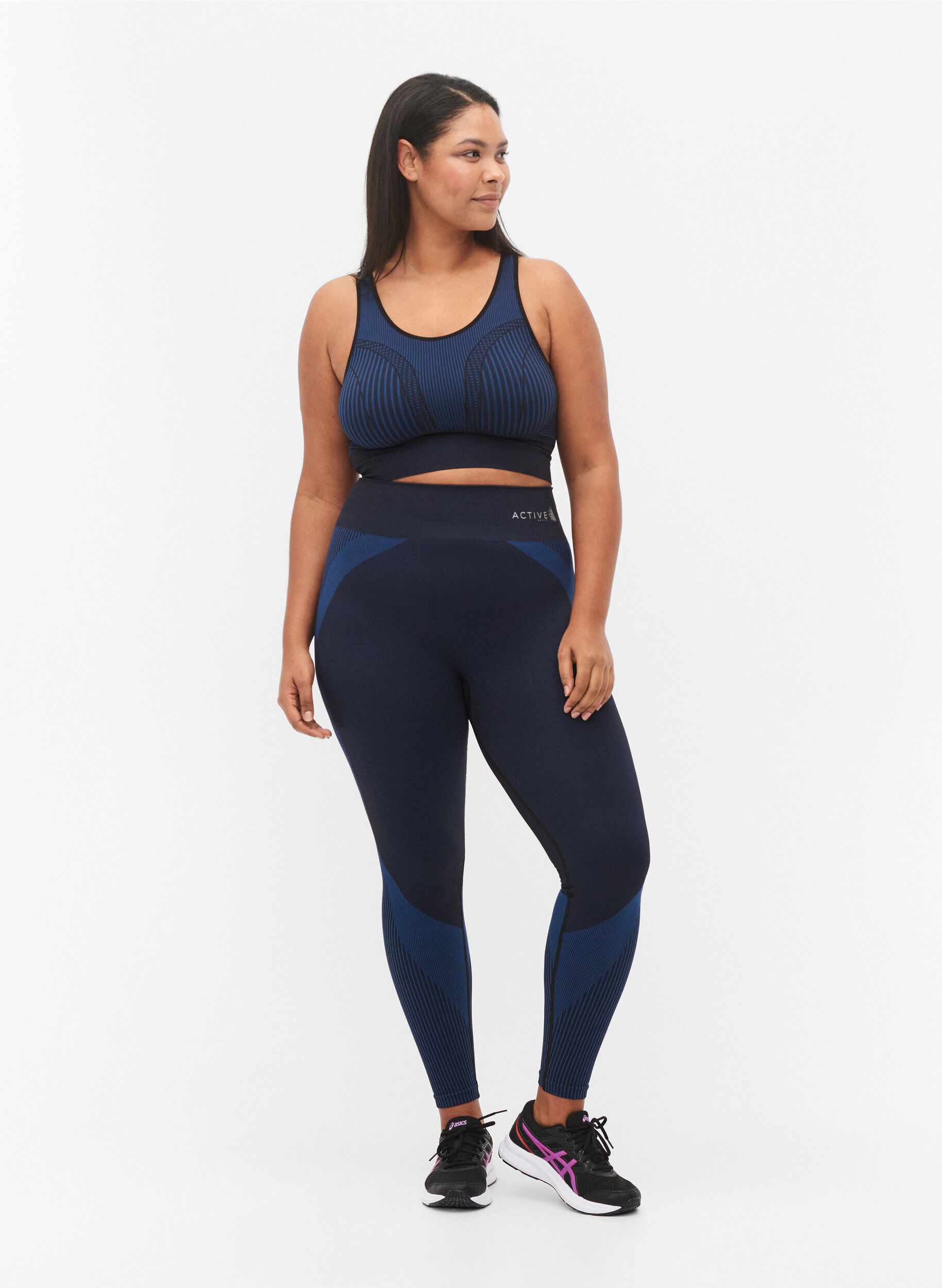 Zizzi  Brassi&egrave;re de sport sans coutures avec rayures, Black w. Blue Depths, Model image number 2
