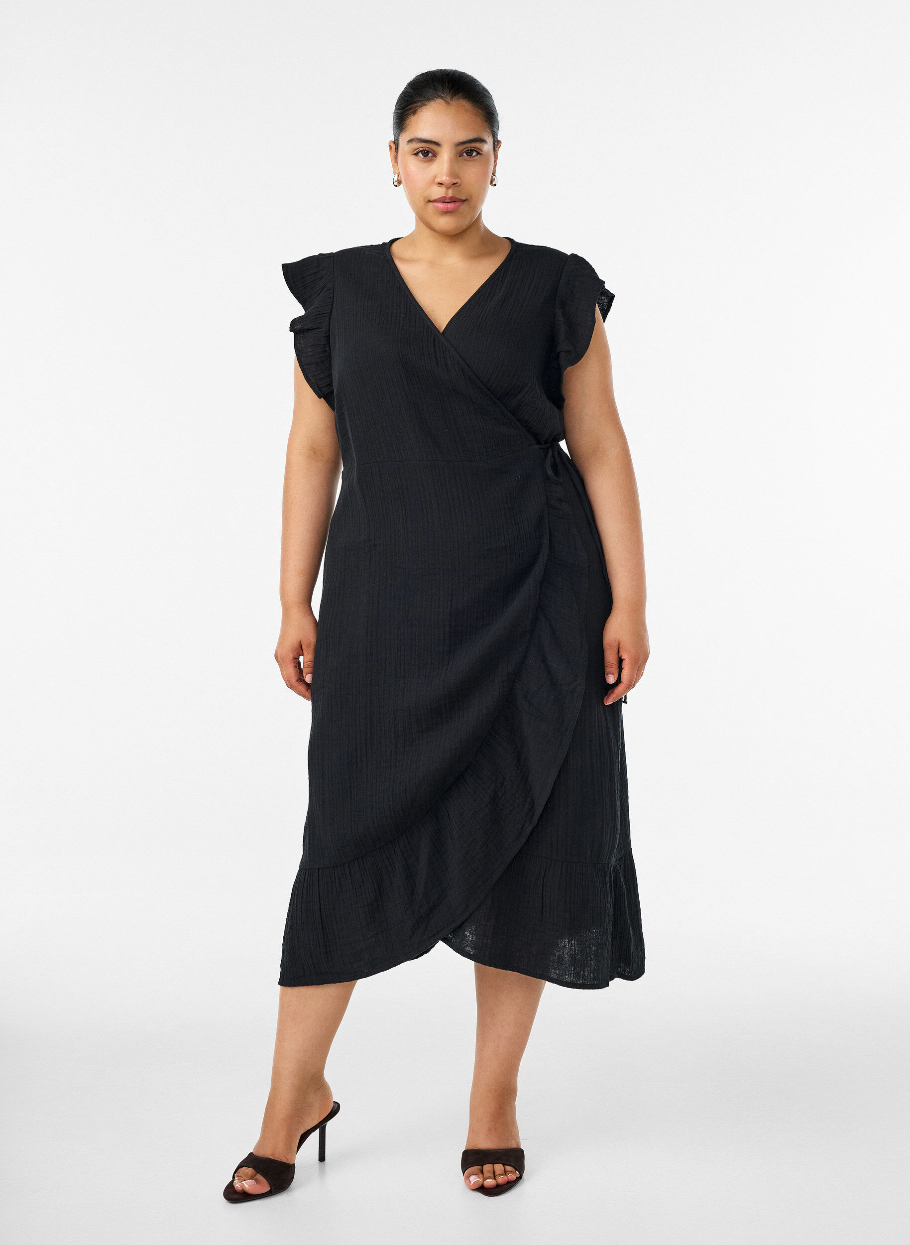 Wickelkleid aus Baumwoll-Musselin mit R&uuml;schen, Schwarz, Model