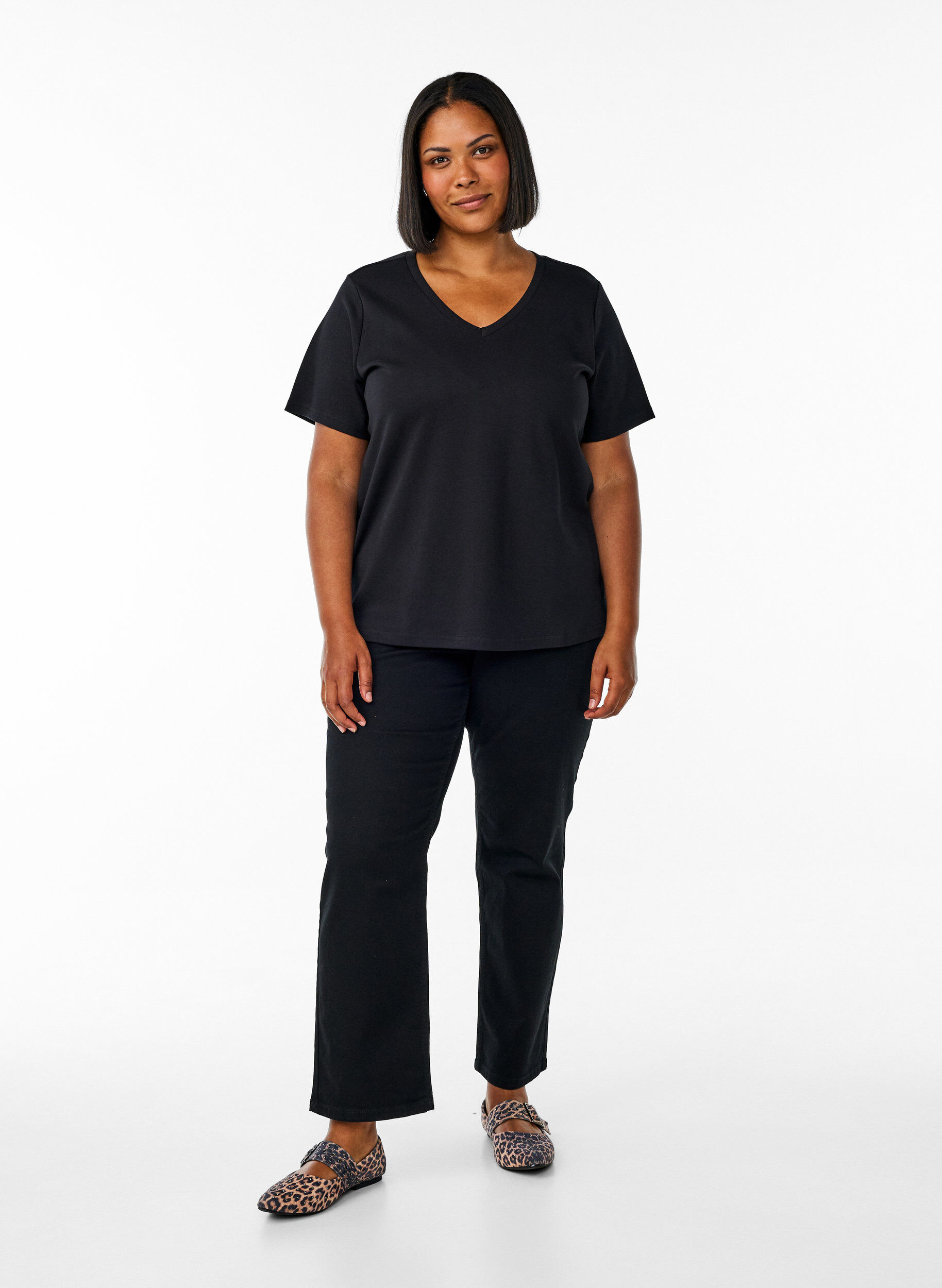 Zizzi Basic-T-Shirt mit V-Ausschnitt aus Bio-Baumwolle, Schwarz, Model image number 1