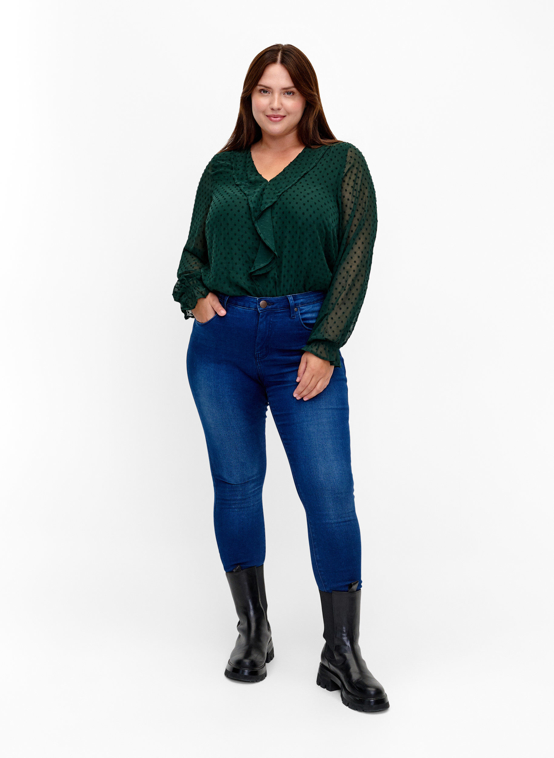 Zizzi Bluse mit R&uuml;schen und gepunkteter Textur, Scarab, Model image number 3