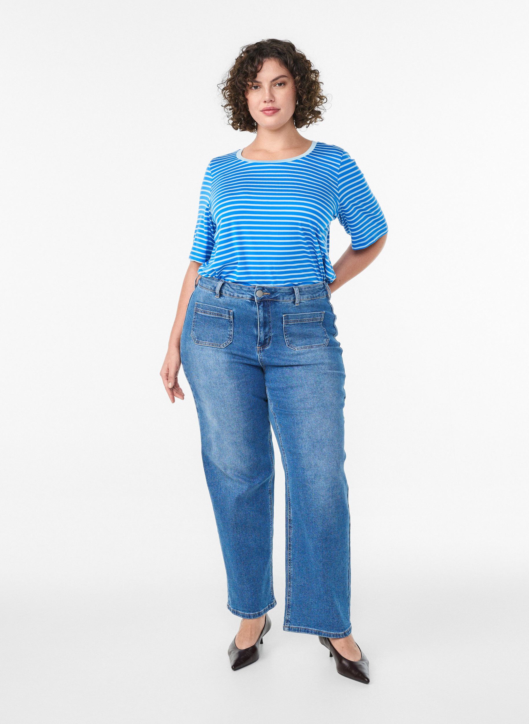 Zizzi Gestreiftes T-Shirt aus TENCEL&trade; Lyocell, Blau, Model image number 1