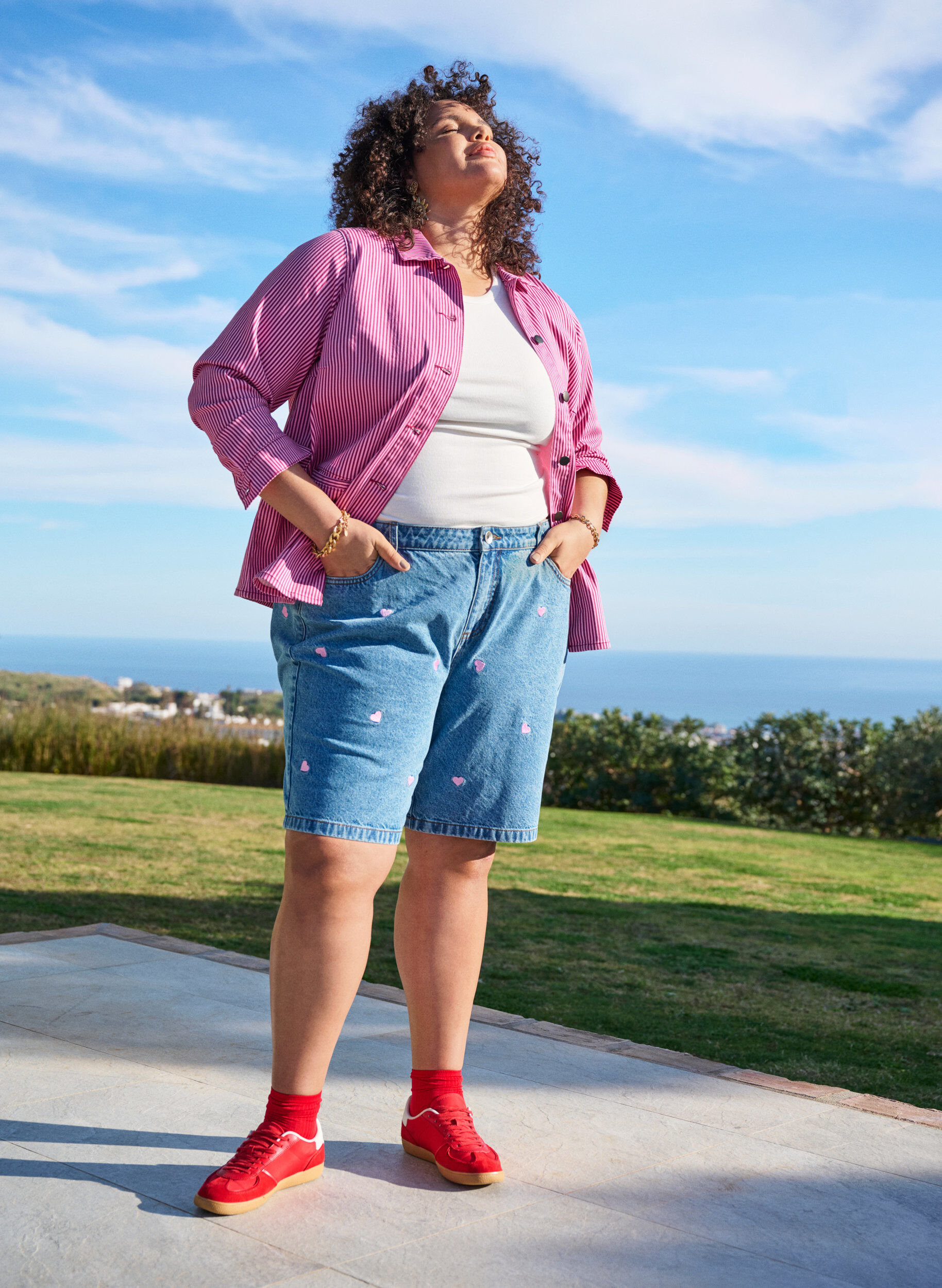 Zizzi Denim-Shorts mit hoher Taille und mit Herzen bestickt, Blau, Image image number 0