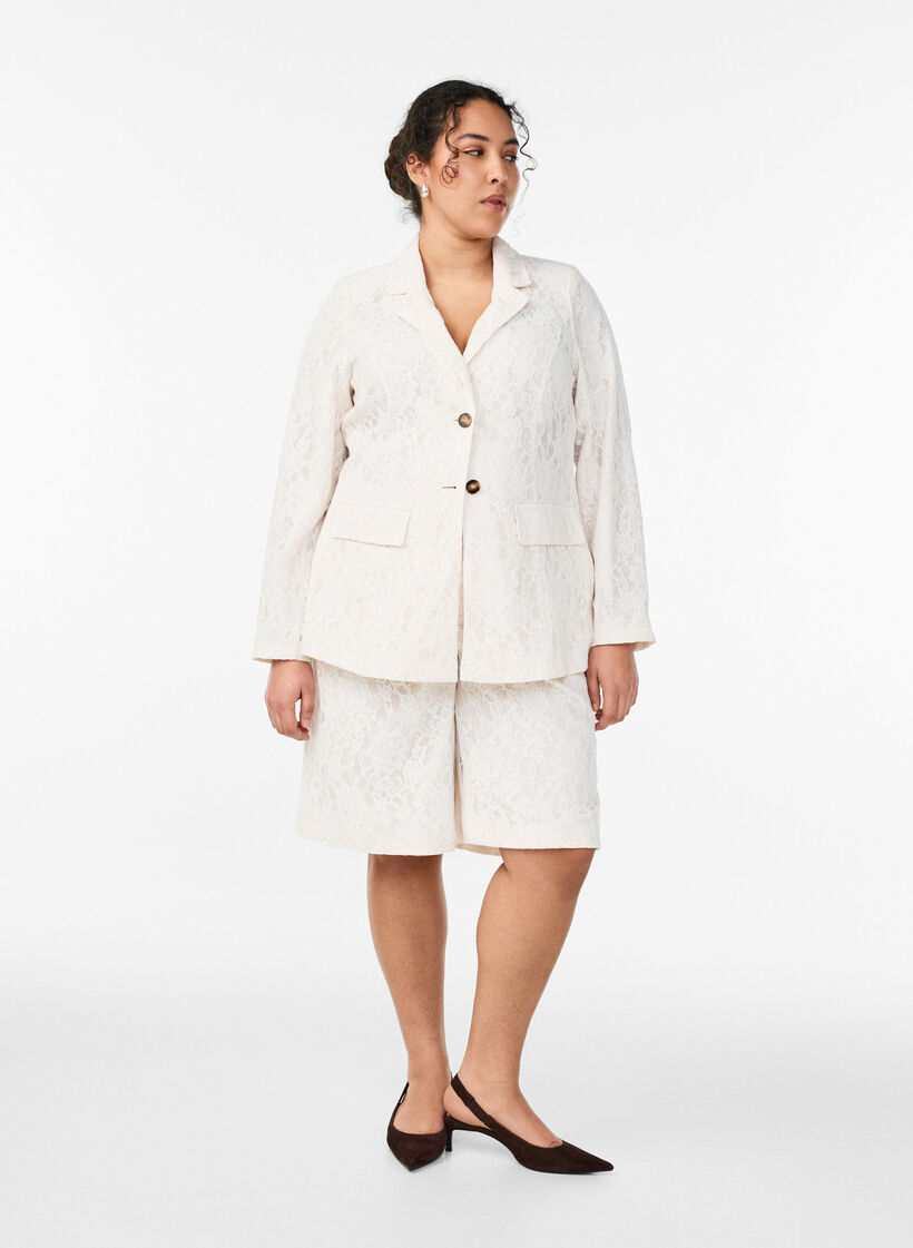 Hoch taillierte Bermudashorts aus Spitze, Vanille, Model image number 0