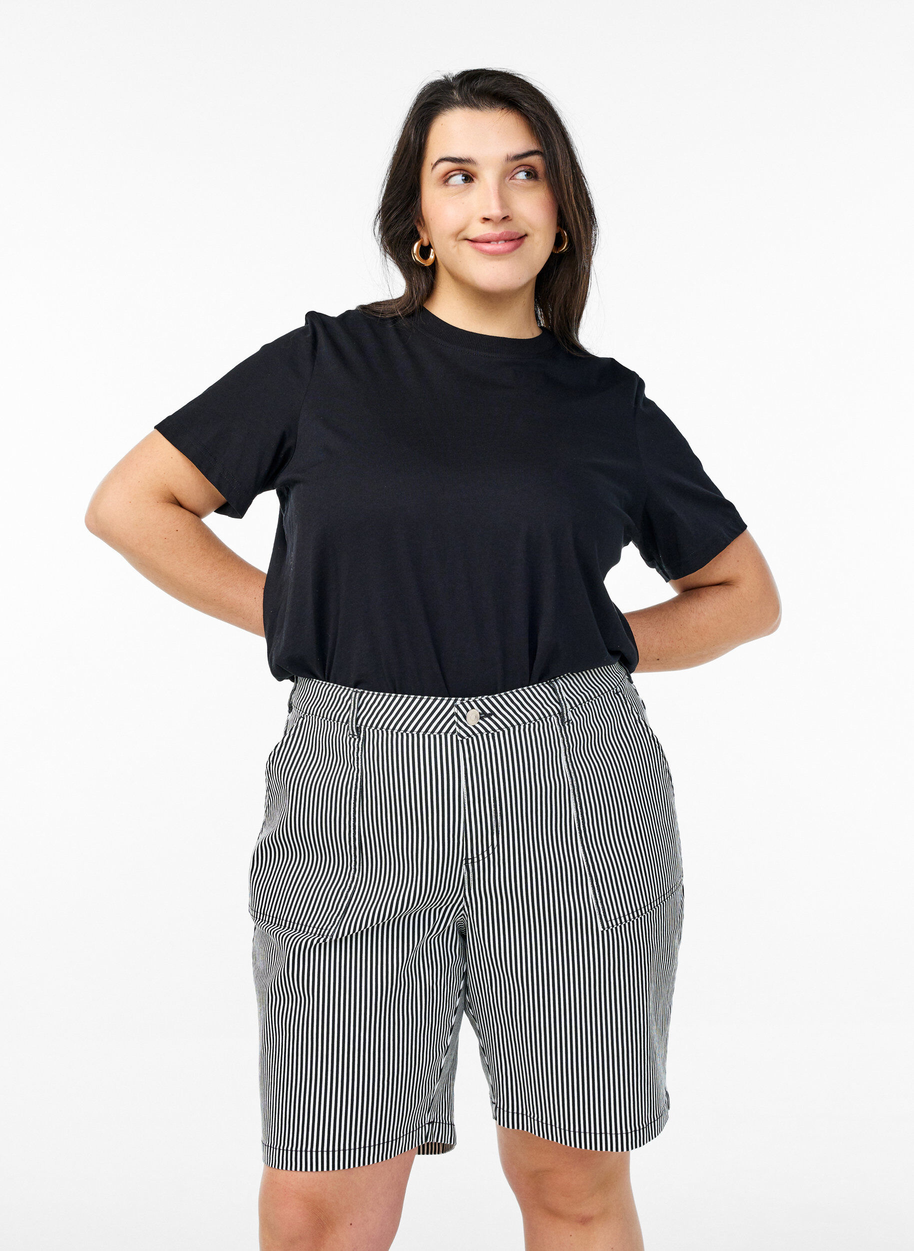 Zizzi Bermuda-Shorts mit hohem Bund und Streifenmuster, Schwarz, Model image number 0