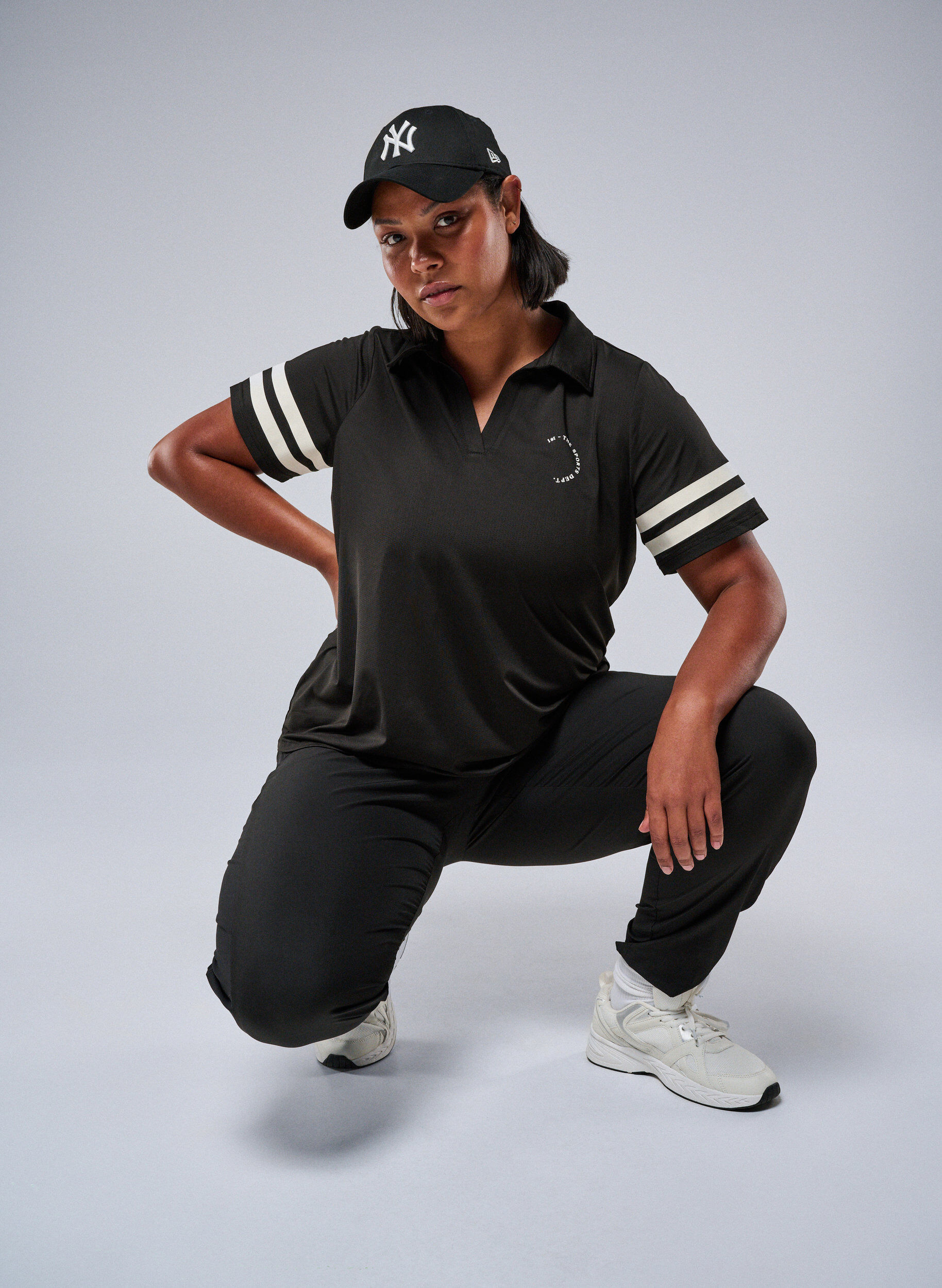 Zizzi Sportliches Poloshirt mit Streifen-Details, Schwarz, Image image number 0