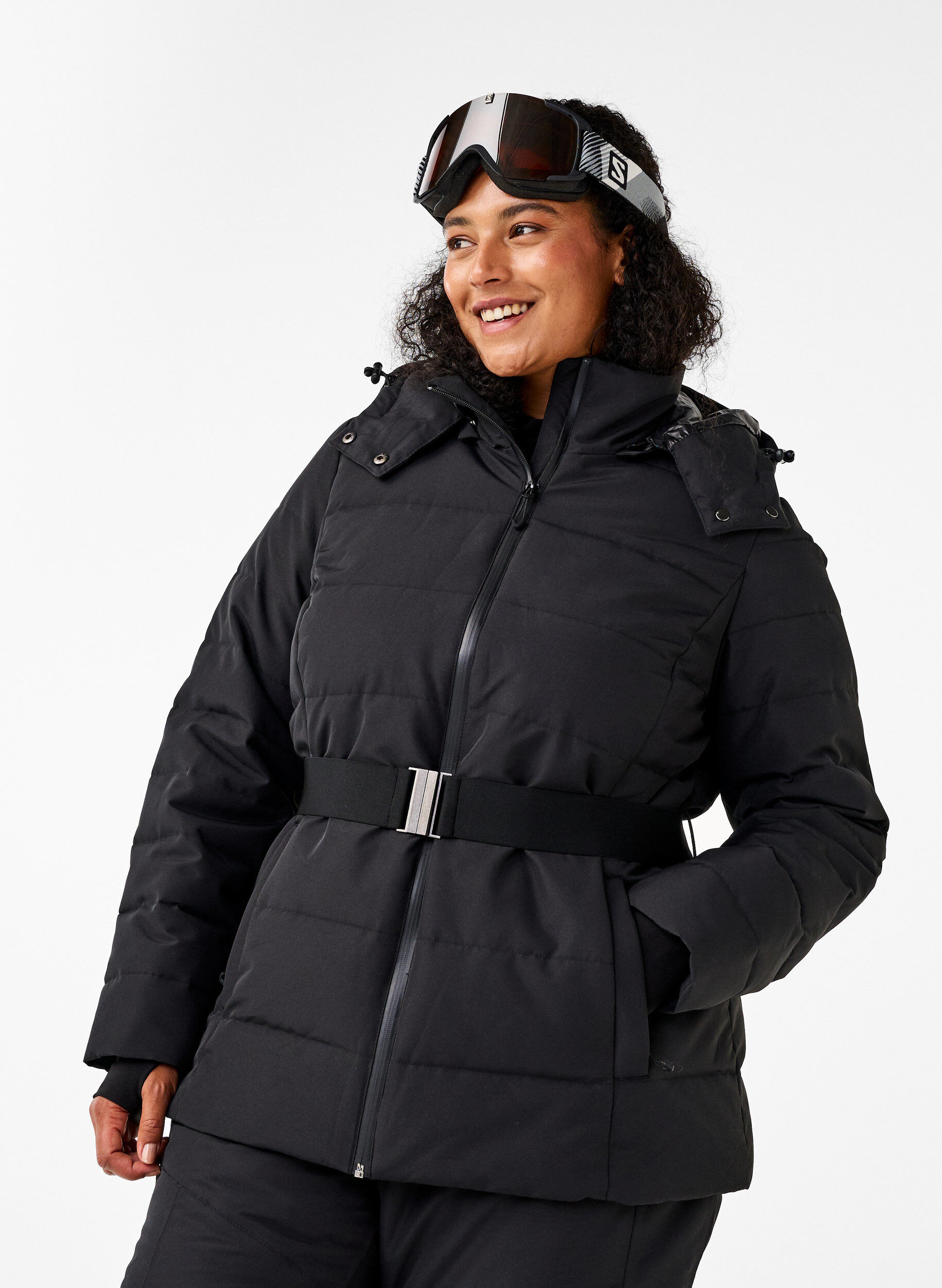 Zizzi Ski-Jacke mit Kapuze und G&uuml;rtel, Black, Model image number 0