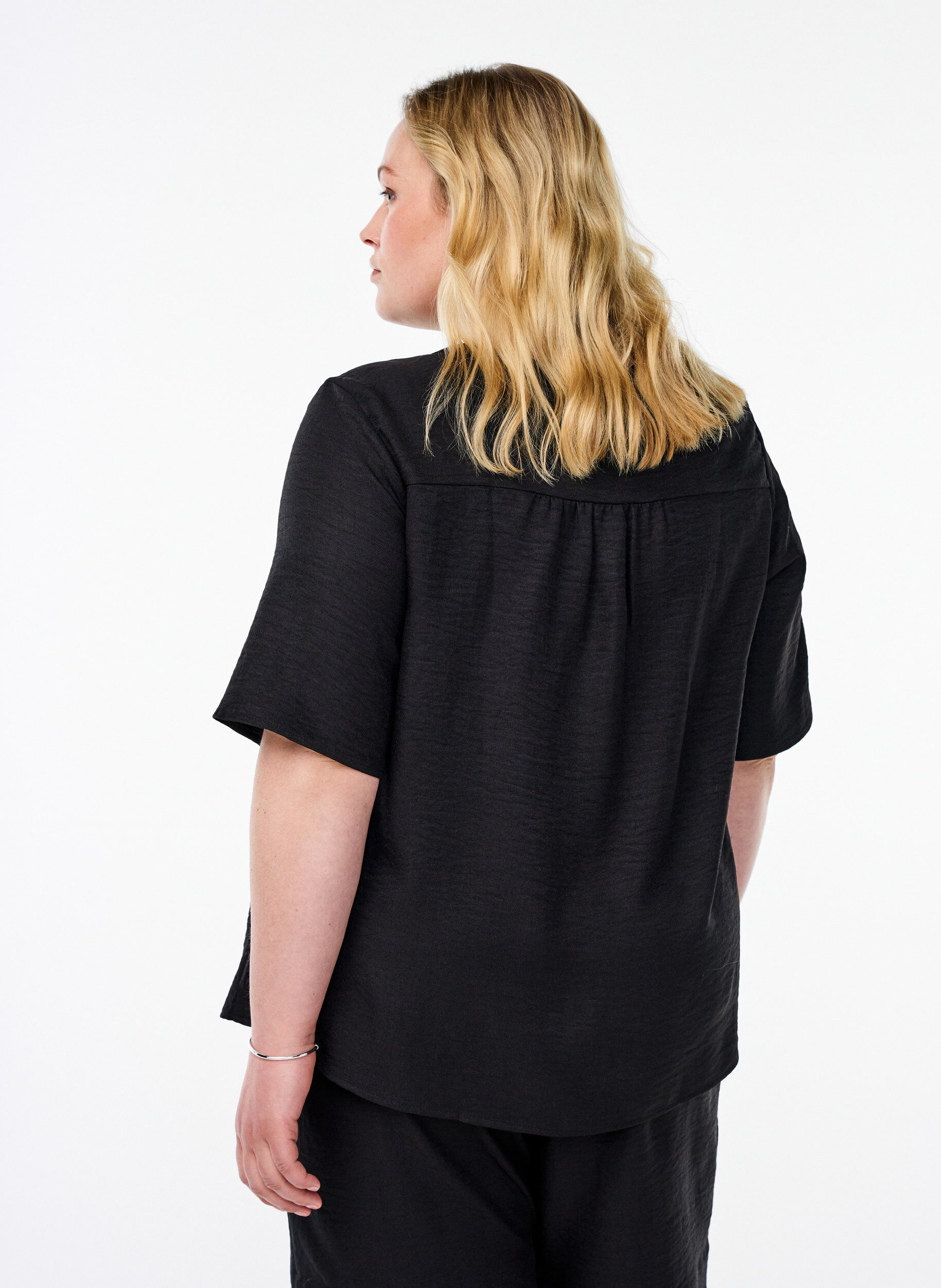 ZizziHemdbluse mit V-Ausschnitt und kurzen &Auml;rmeln, Schwarz, Model image number 2