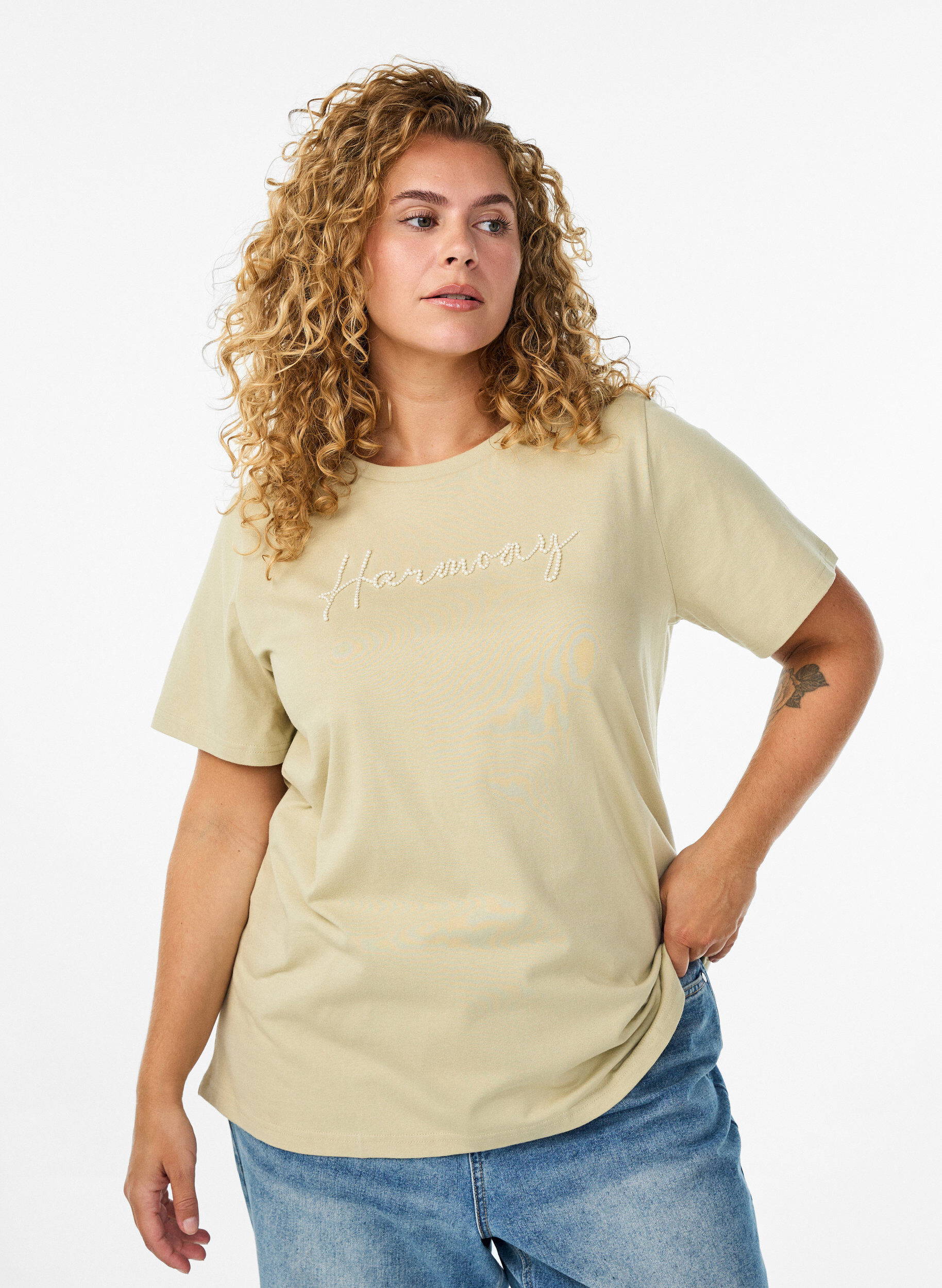 T-Shirt aus Bio-Baumwolle mit Perlmutt-Text, Beige, Model