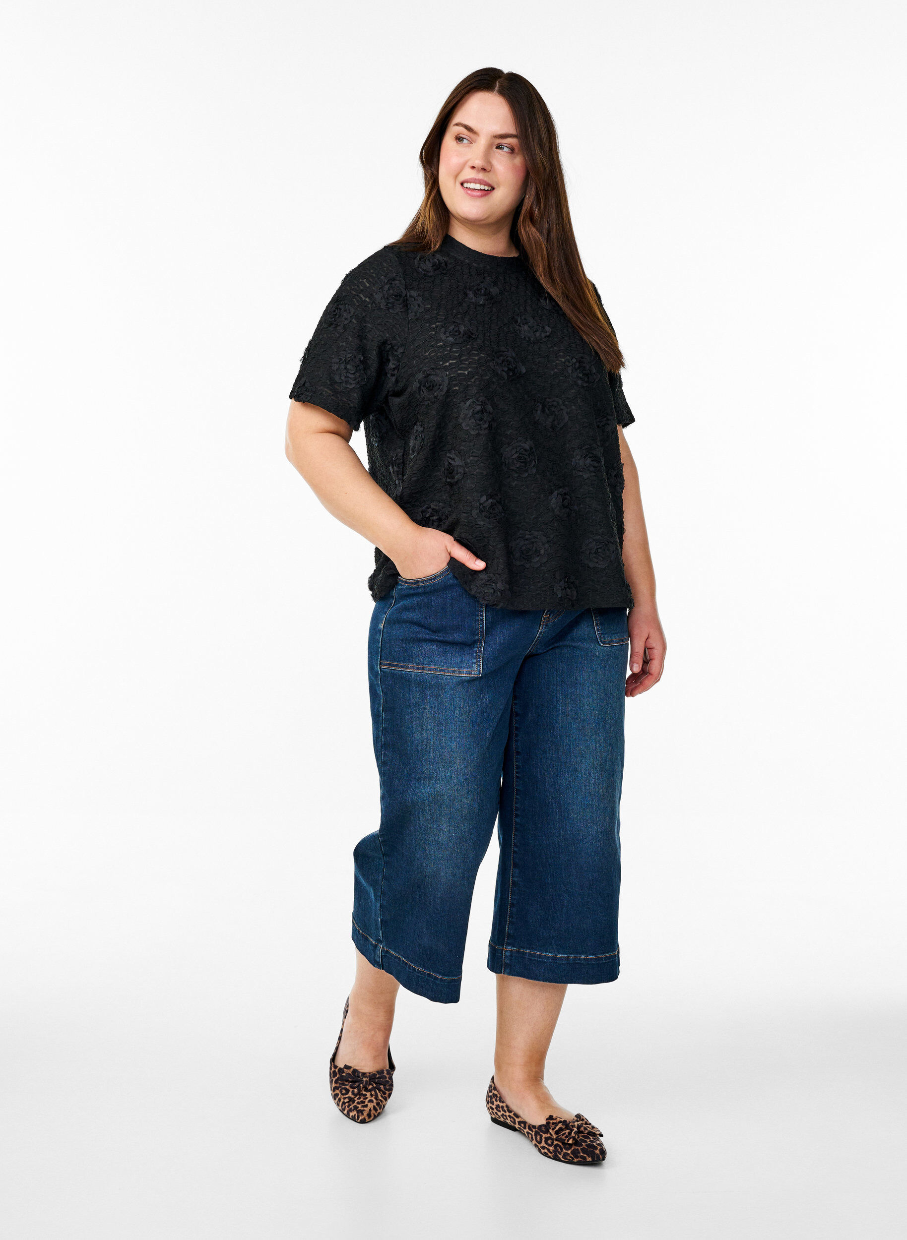 Zizzi Bluse mit 3D-Blumen und kurzen &Auml;rmeln, Schwarz, Model image number 1