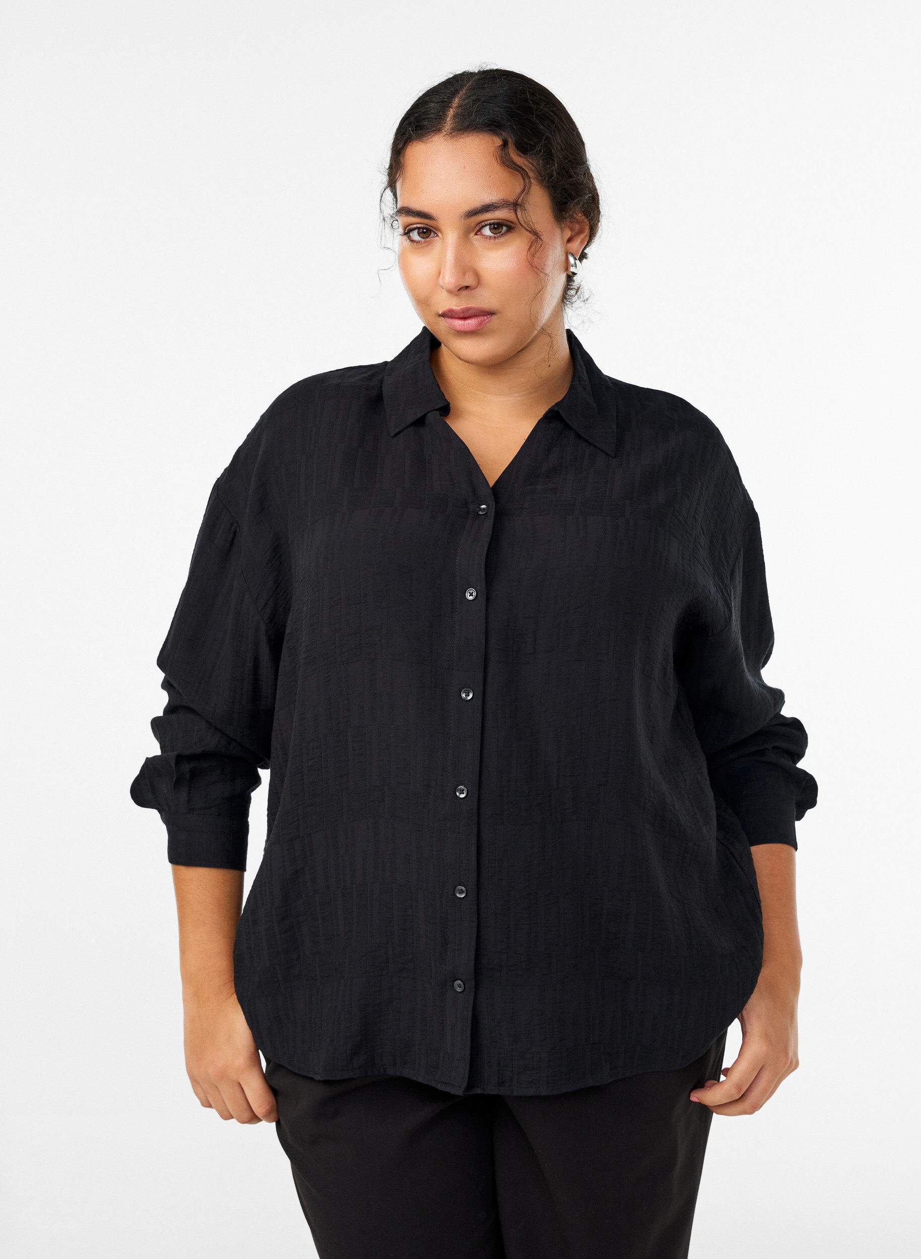 Lockere Bluse mit Struktur und V-Ausschnitt, Schwarz, Model