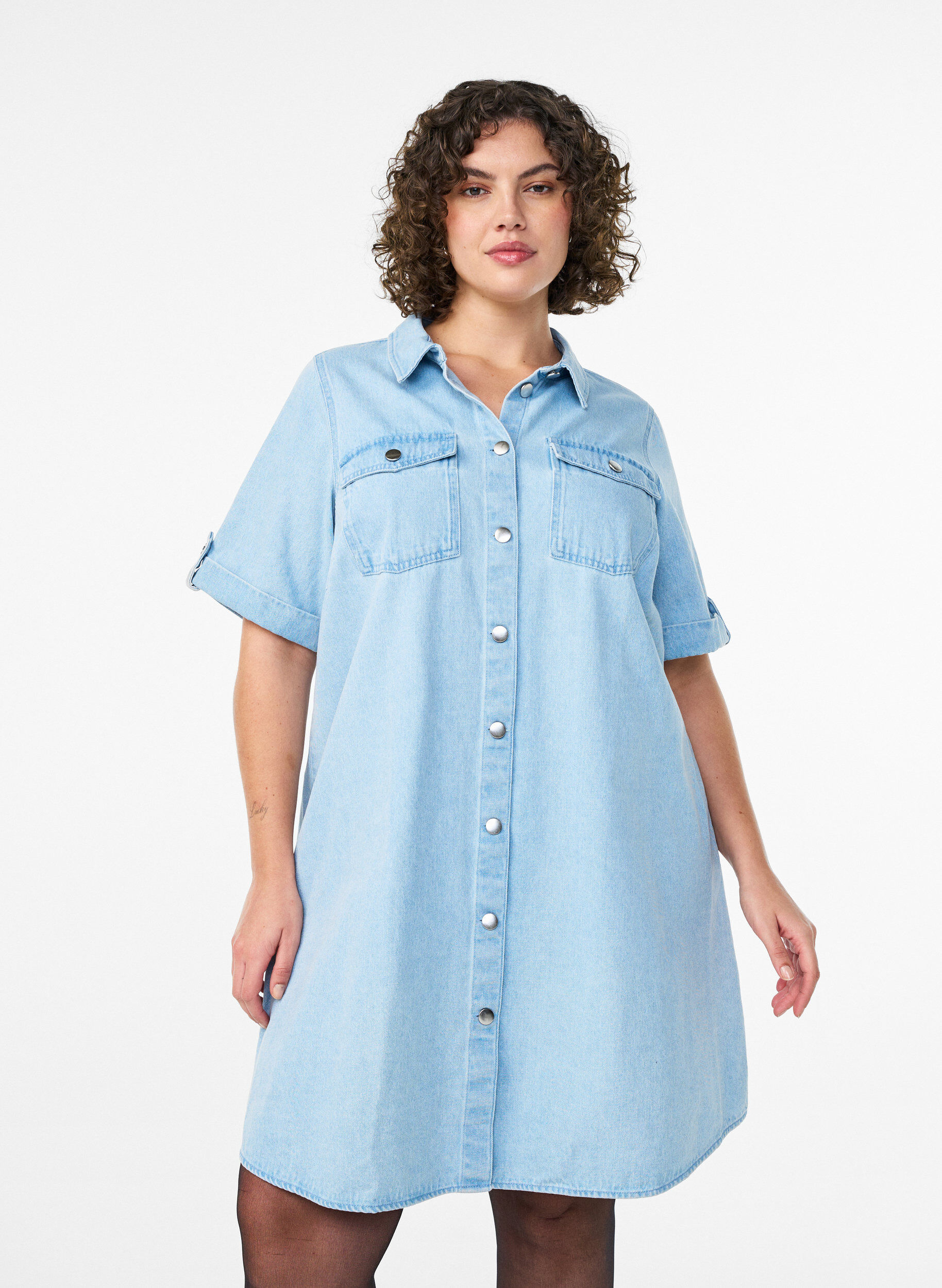 Zizzi Denimkleid mit kurzen &Auml;rmeln und Kn&ouml;pfen, Blau, Model image number 0