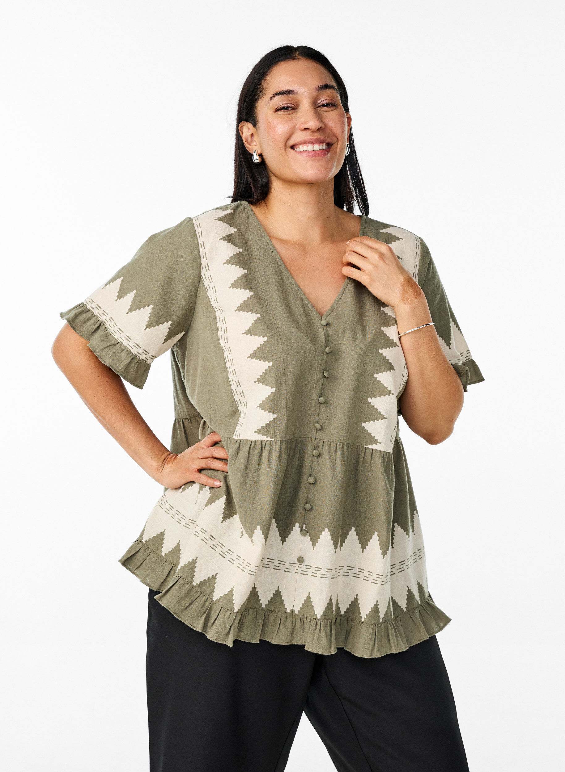 Zizzi Kurze Bluse mit R&uuml;schen und Grafikmuster, Gr&uuml;n, Model image number 0