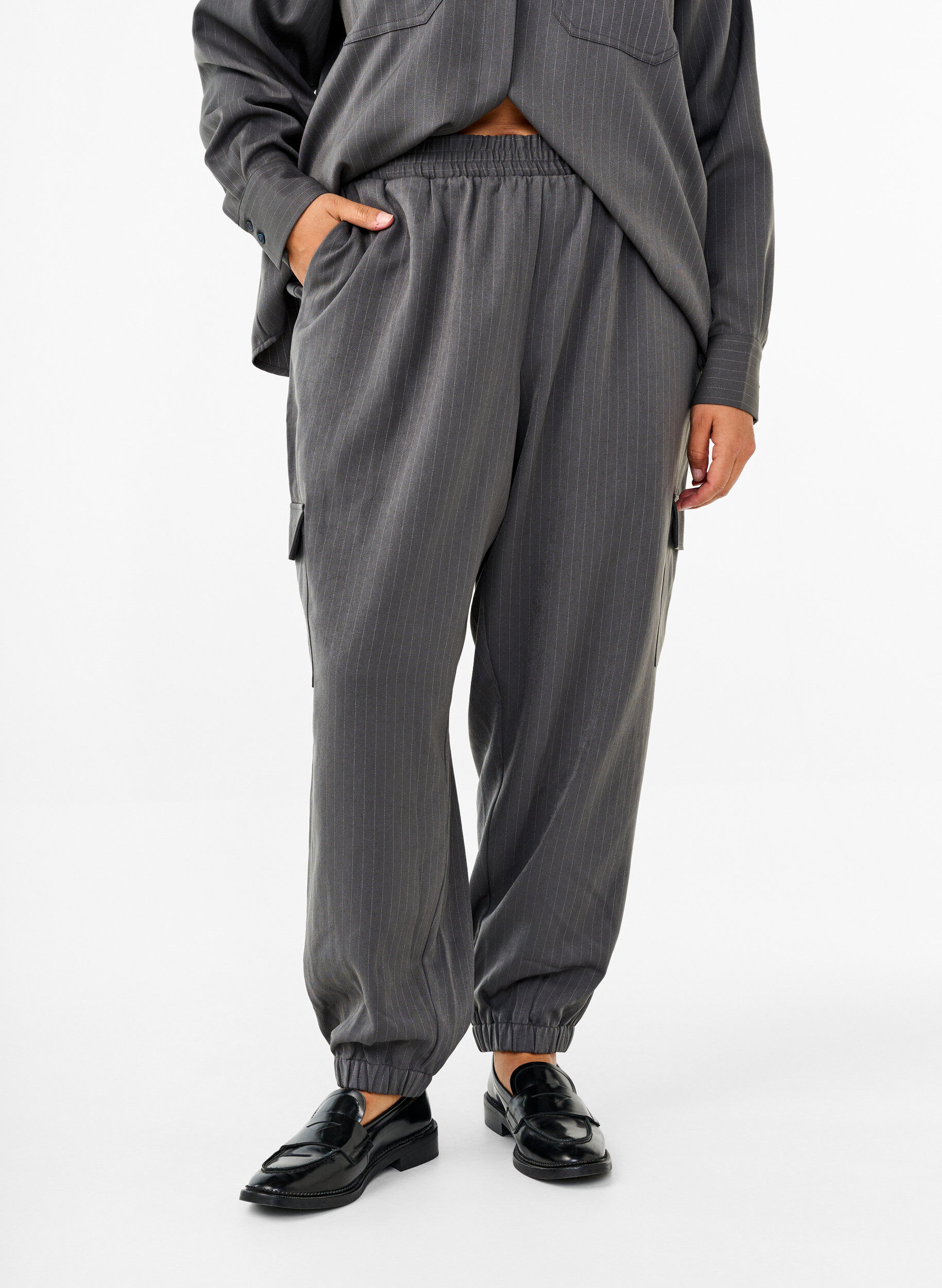 Zizzi Pantalon avec poches cargo et taille &eacute;lastiqu&eacute;e, Gris anthracite, Model image number 2