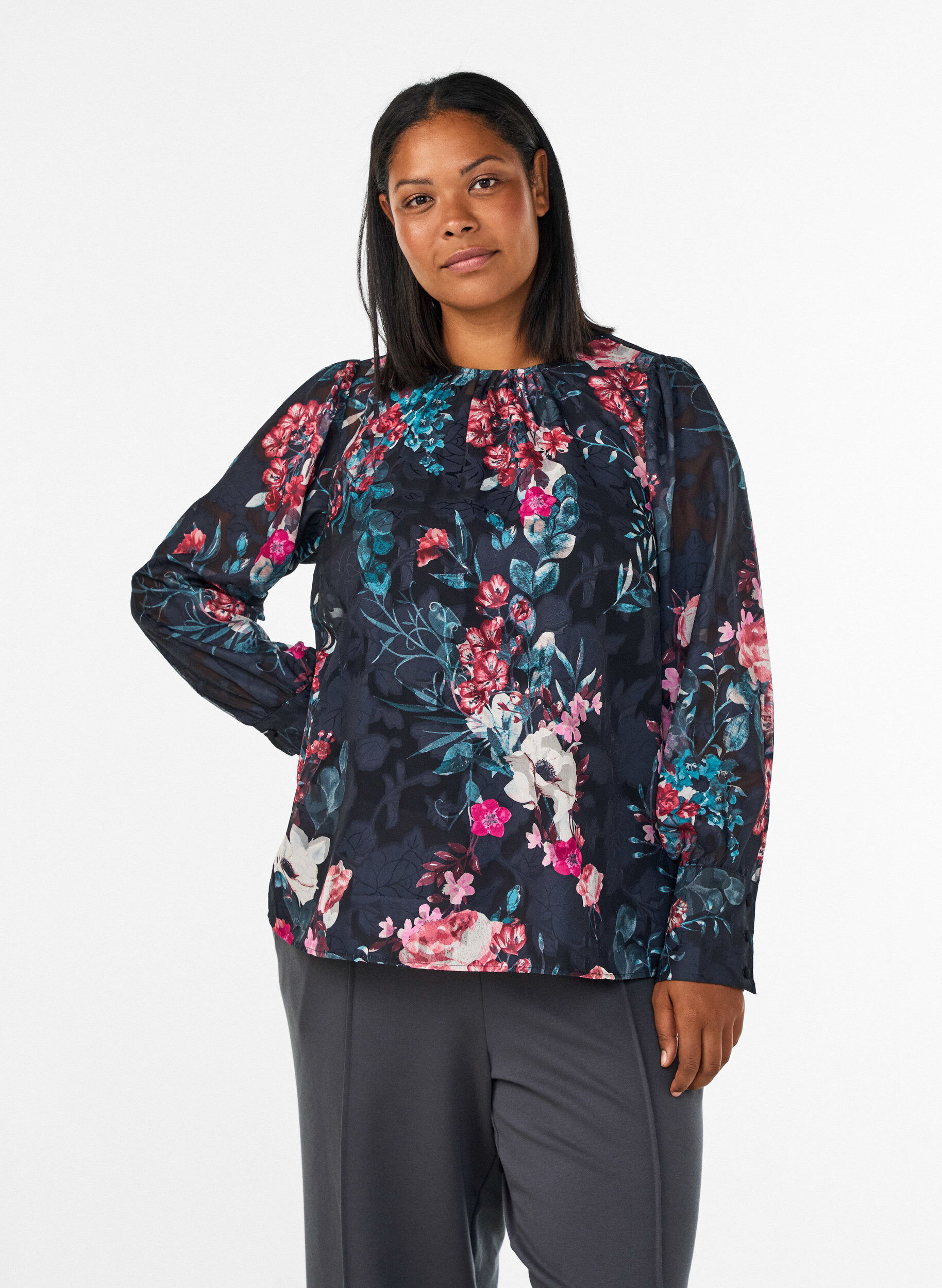 Gebl&uuml;mte Bluse mit Webstruktur, Schwarz, Model