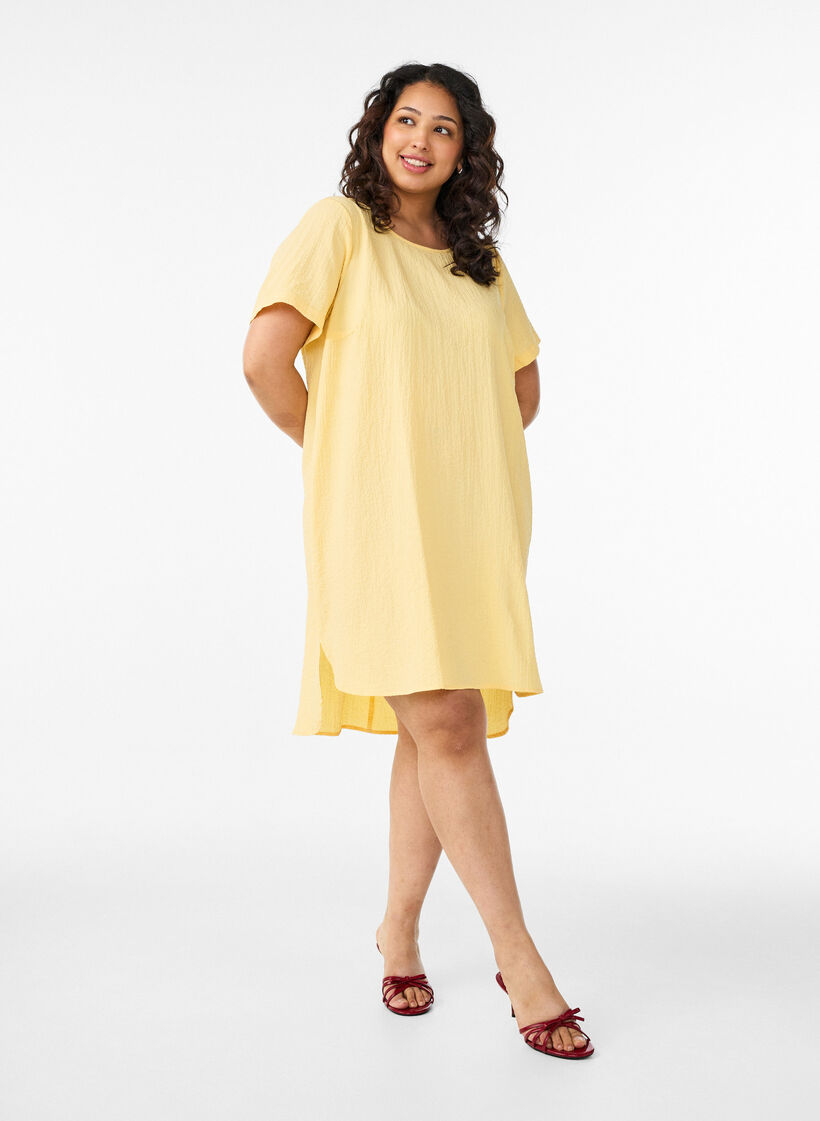 Robe courte avec texture froiss&eacute;e et manches courtes, Jaune clair, Model image number 1