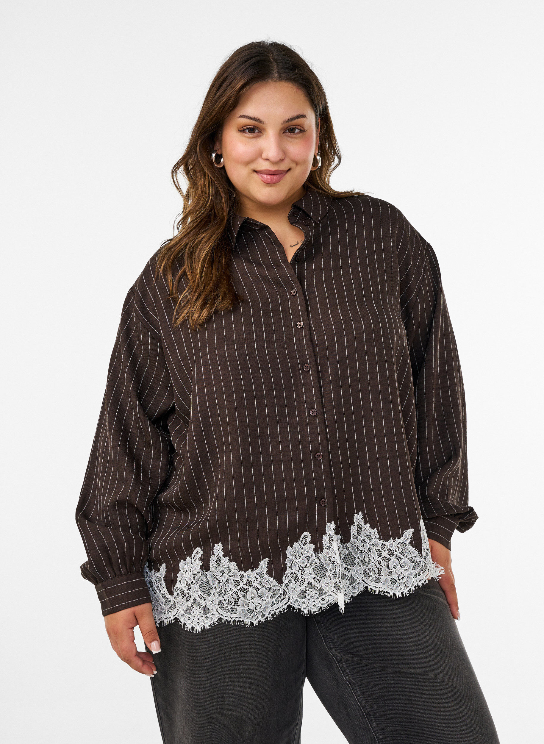 ZizziNadelstreifenhemd mit Spitzenbesatz, Braun, Model image number 0