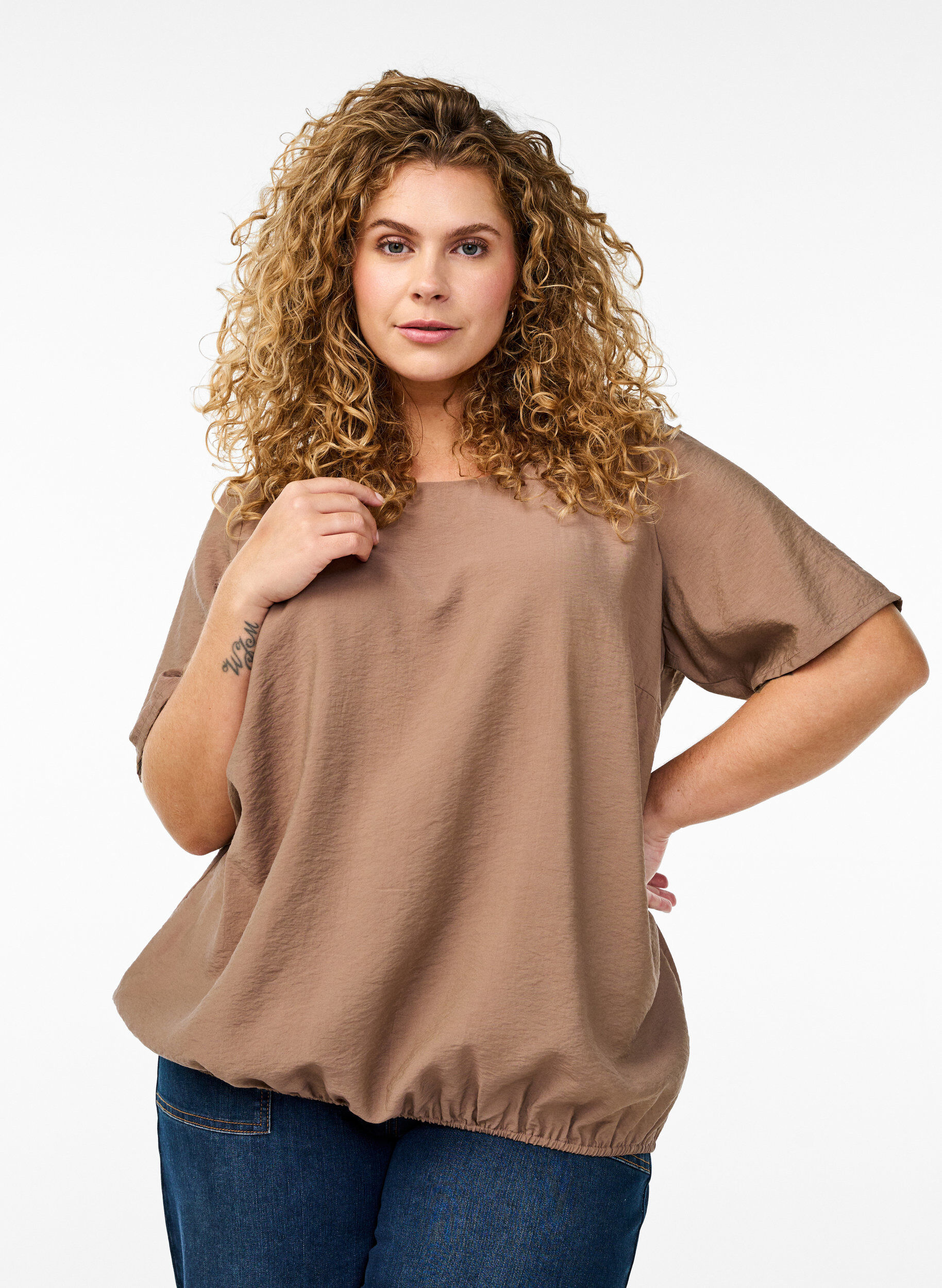 Bluse mit kurzen &Auml;rmeln und elastischem Saum, Braun, Model
