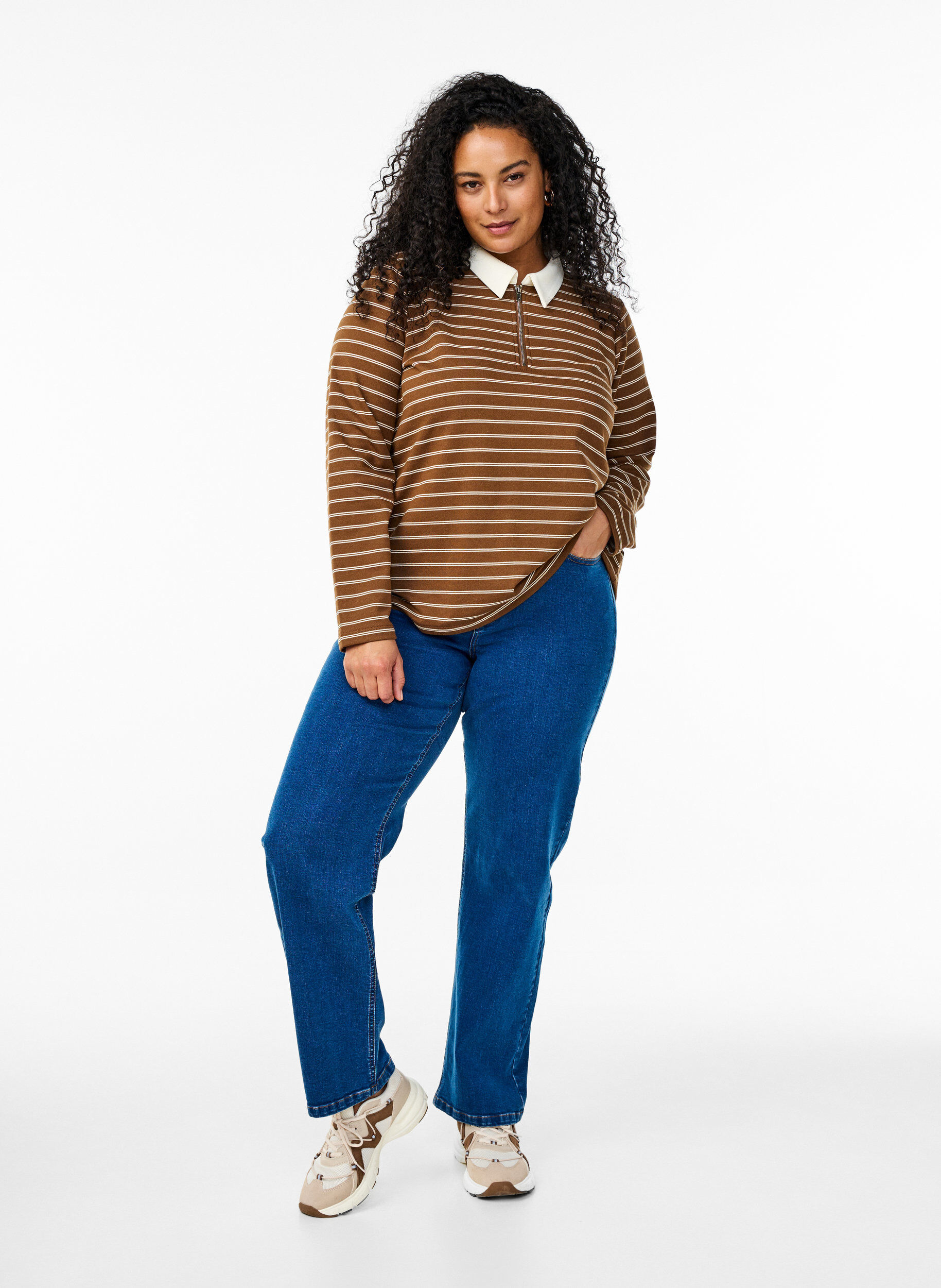 Zizzi Poloshirt mit Streifen und Rei&szlig;verschluss, Braun, Model image number 1