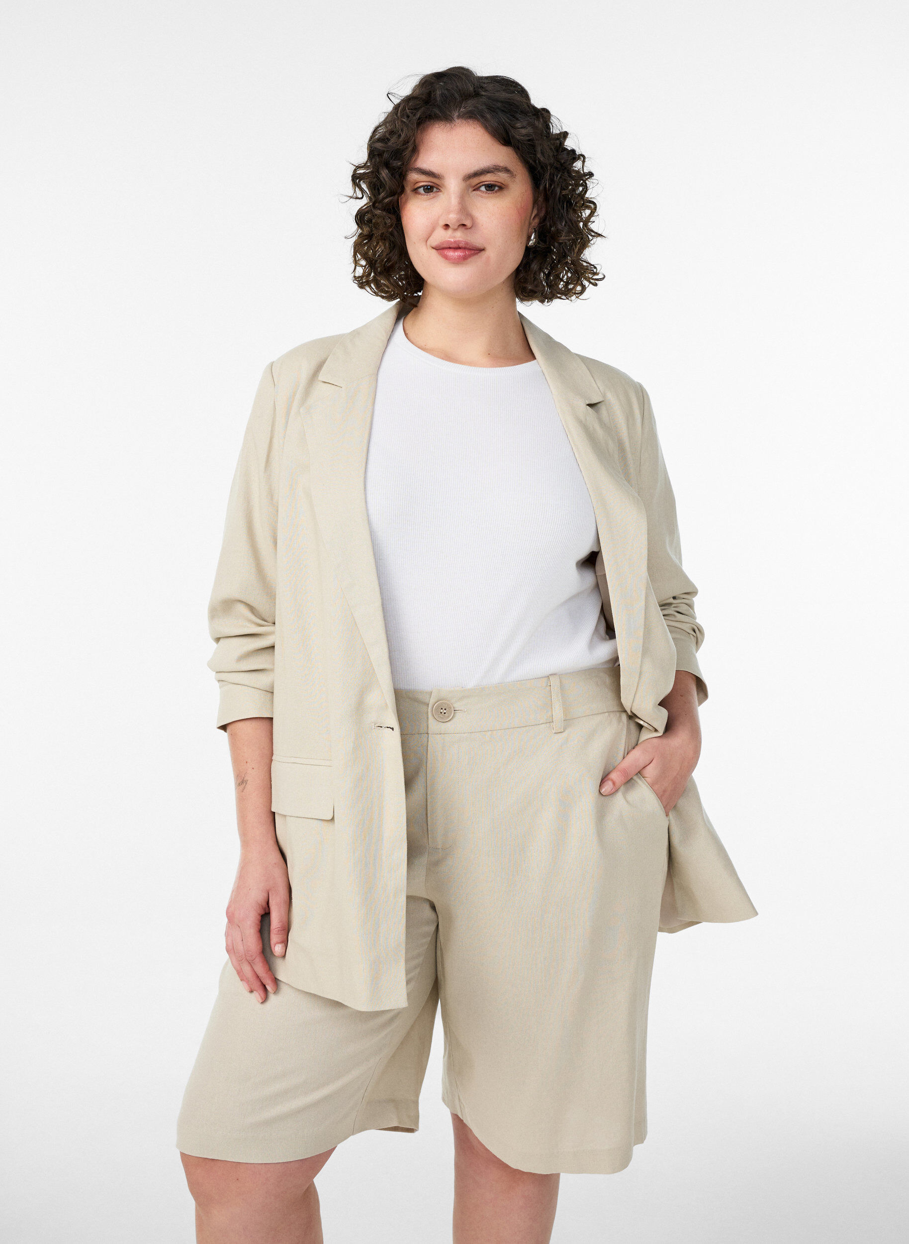 Zizzi Bermuda taille haute en lin et viscose, Beige, Model image number 0