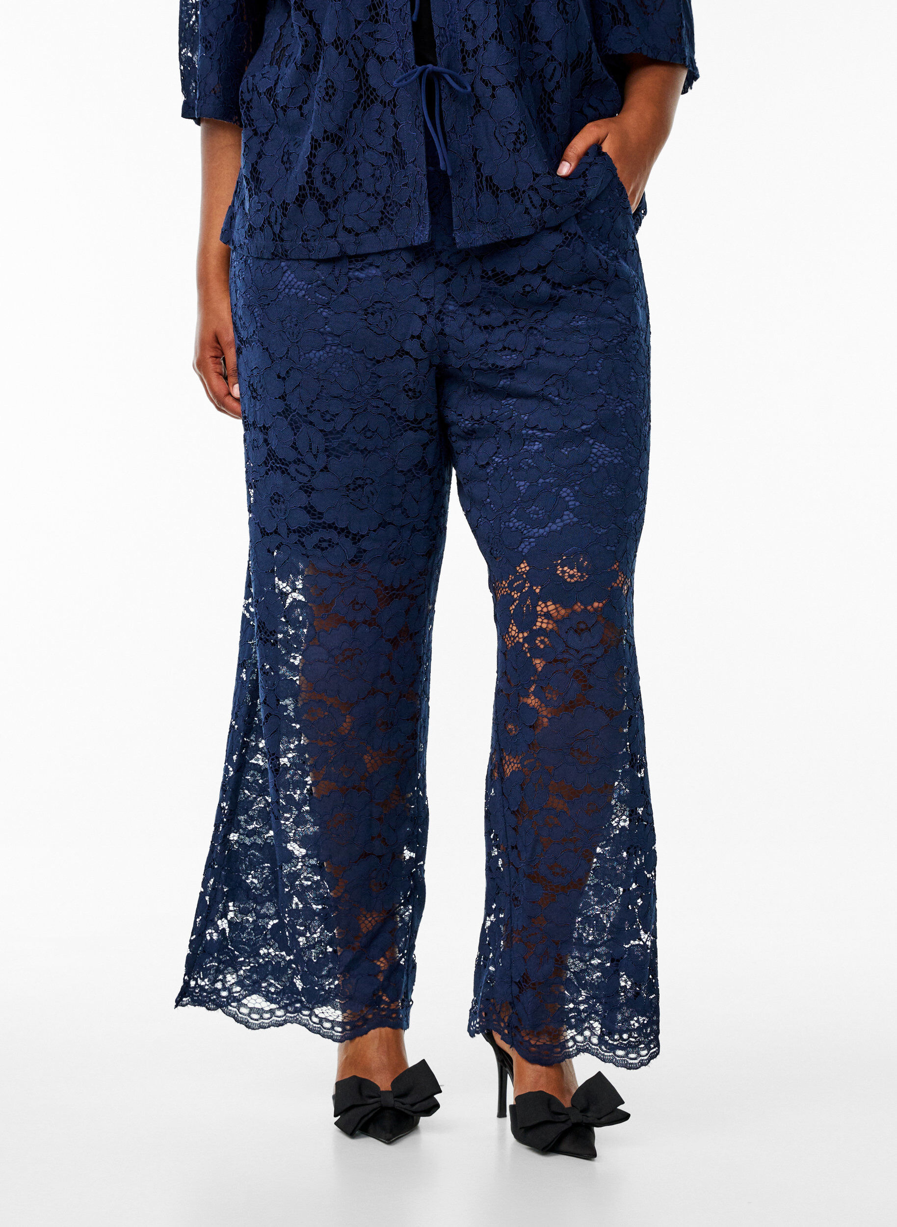 Zizzi Pantalon taille haute en dentelle et avec des poches, Bleu, Model image number 2