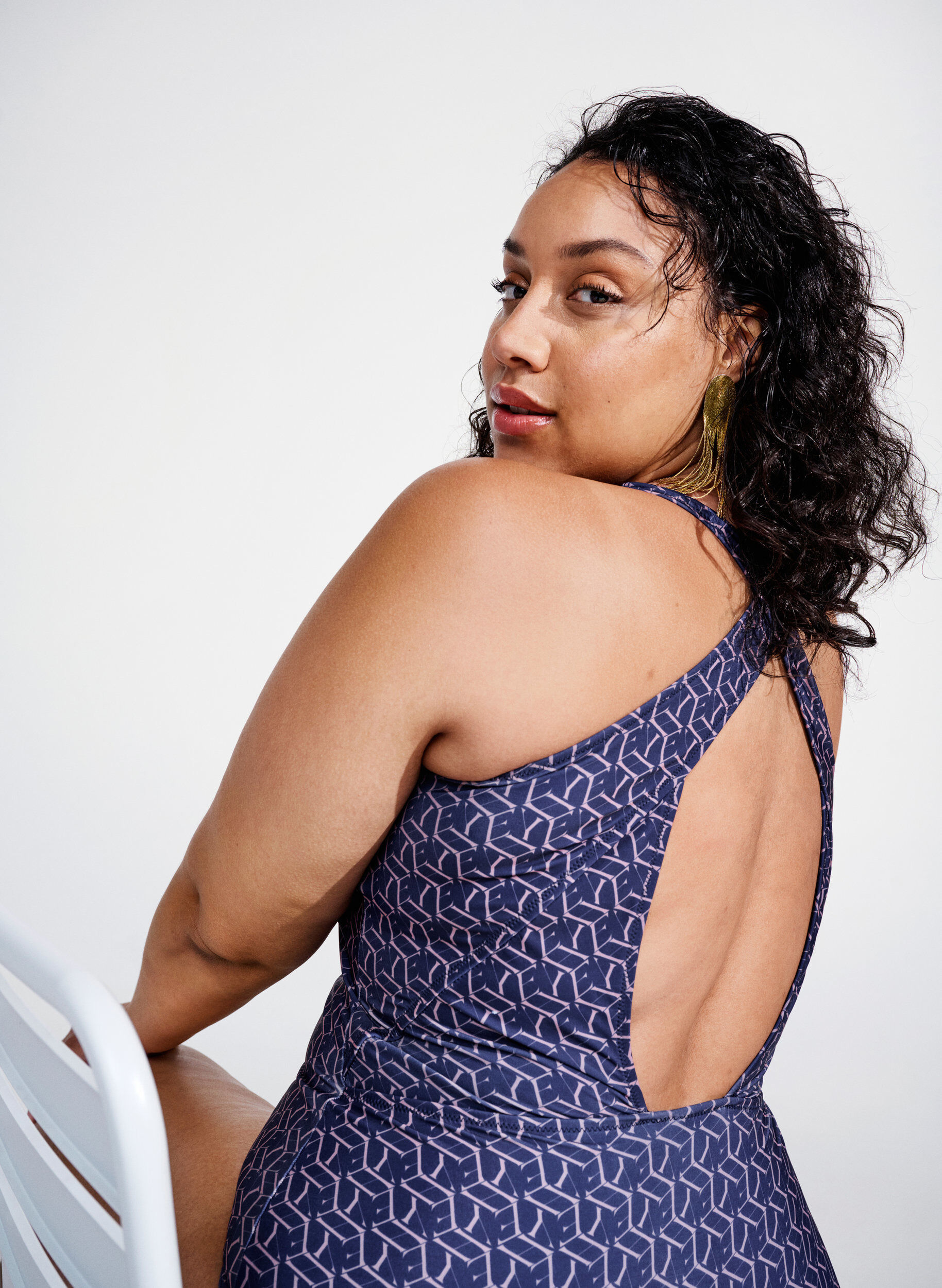 Zizzi Badeanzug mit Print und Kreuz am R&uuml;cken, Text Print, Image image number 1