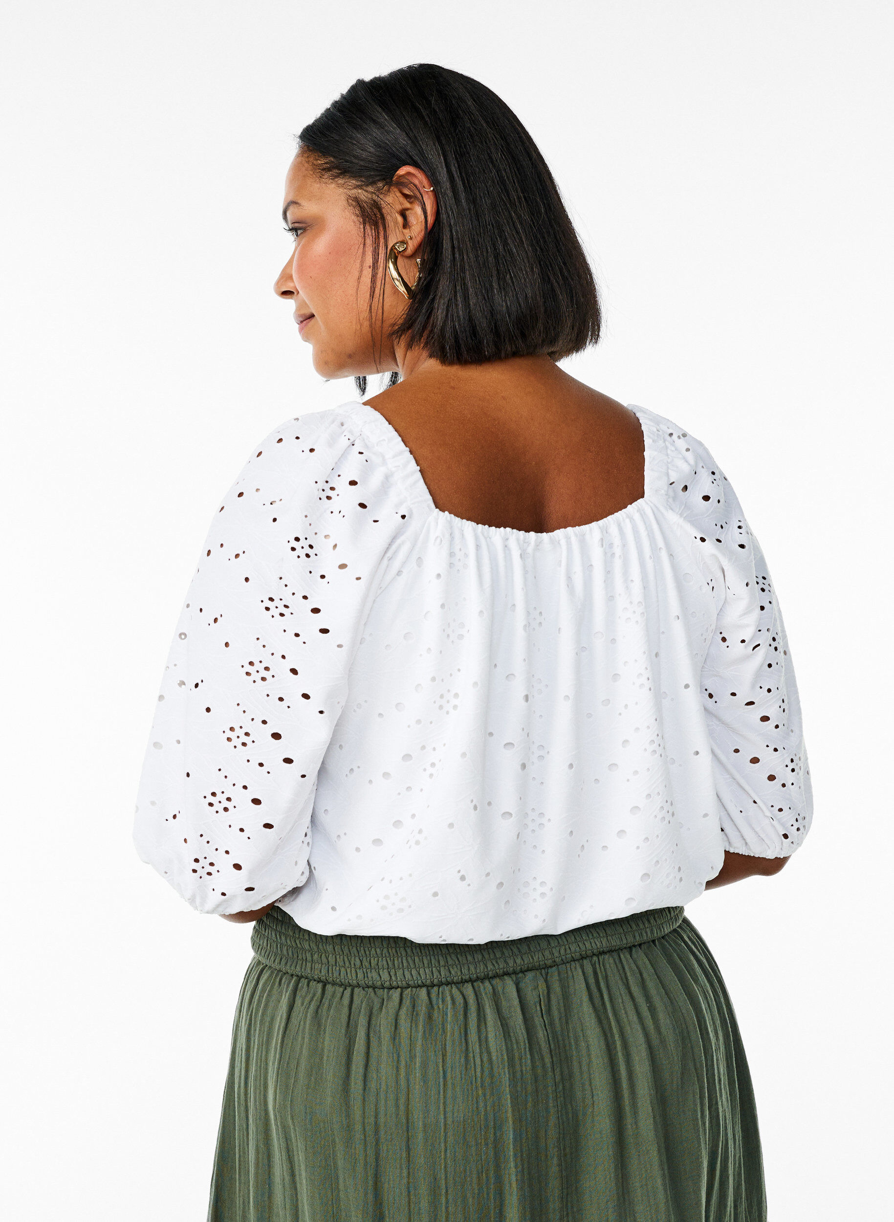 Zizzi Bluse mit kurzen Puff&auml;rmeln und Lochmuster, Wei&szlig;, Model image number 1
