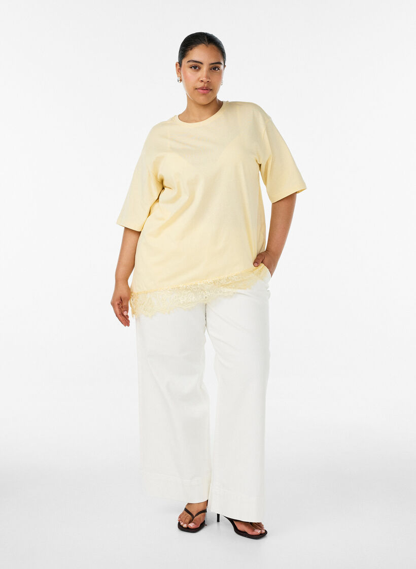 T-shirt avec ourlet asym&eacute;trique en dentelle, Jaune clair, Model image number 1