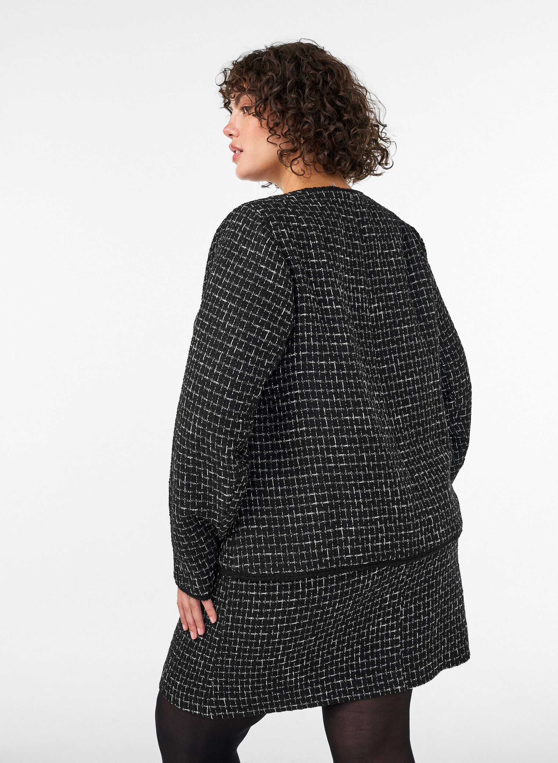 ZizziVeste en boucl&eacute; avec boutons dor&eacute;s, Noir, Model image number 2