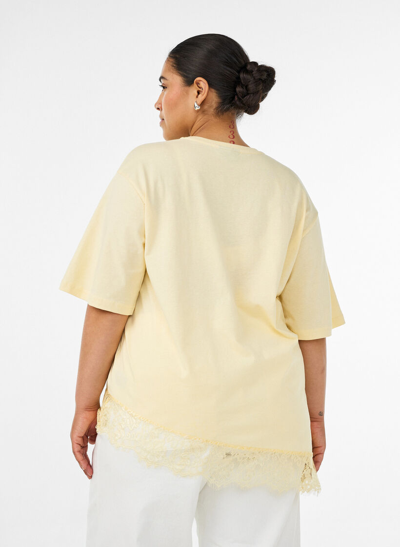 T-shirt avec ourlet asym&eacute;trique en dentelle, Jaune clair, Model image number 2