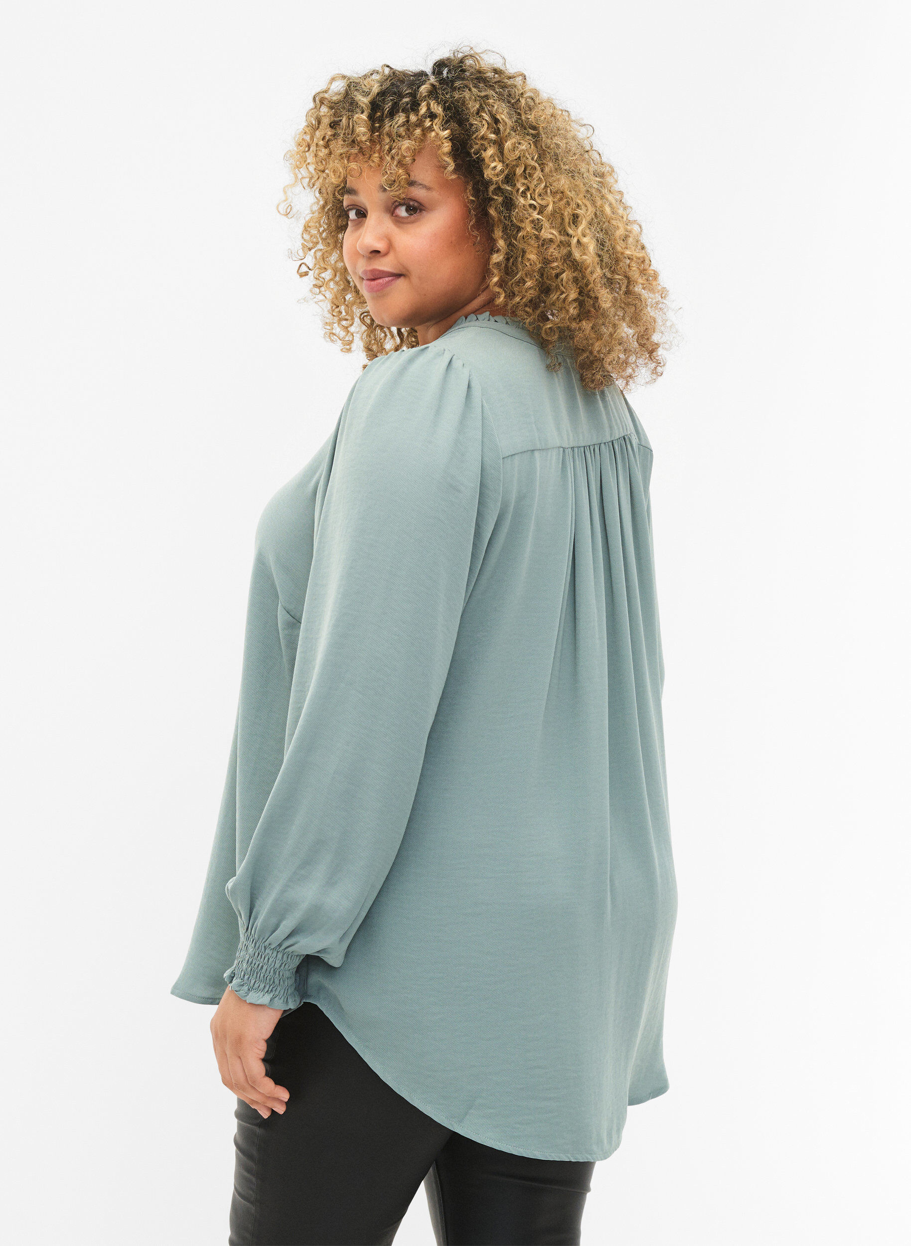 Zizzi Bluse mit Smok und V-Ausschnitt, Chinois Green, Model image number 1
