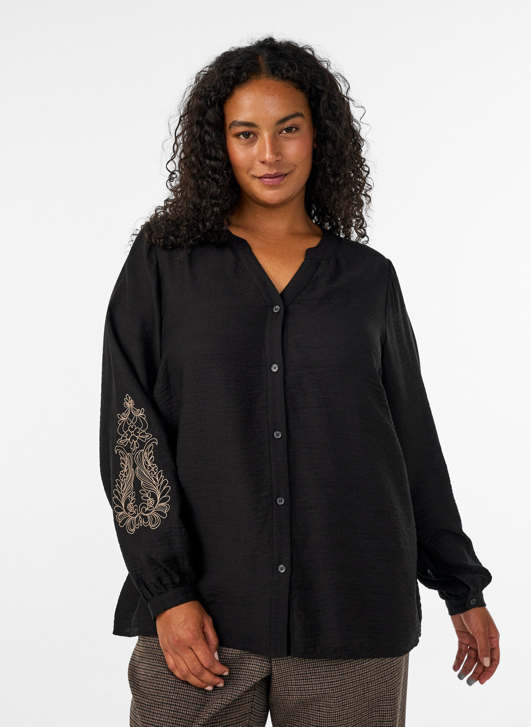 ZizziBluse aus Viskose mit bestickten &Auml;rmeln, Schwarz, Model image number 0