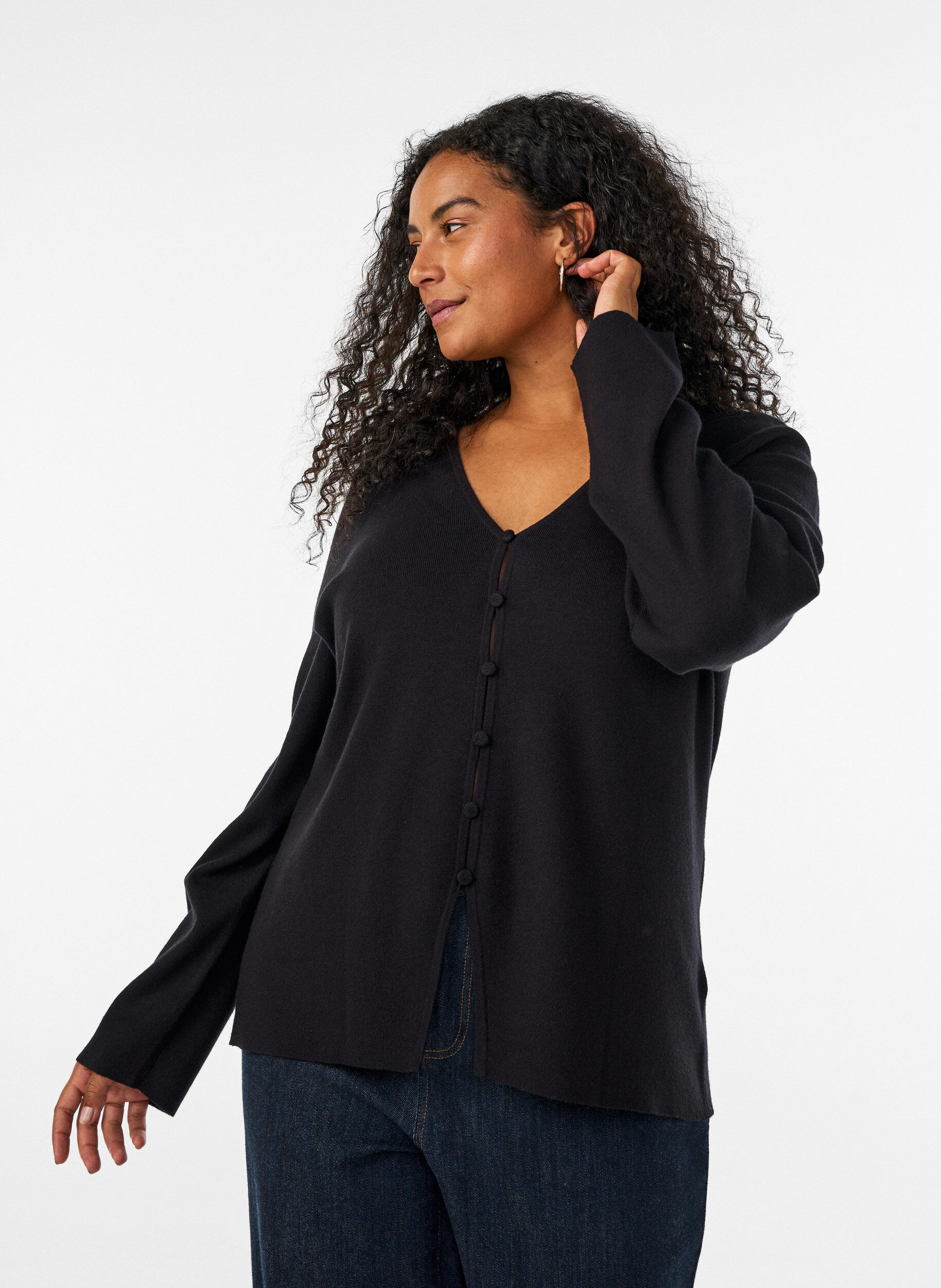 Strickjacke aus Feinstrick mit stoffbezogenen Kn&ouml;pfen, Schwarz, Model