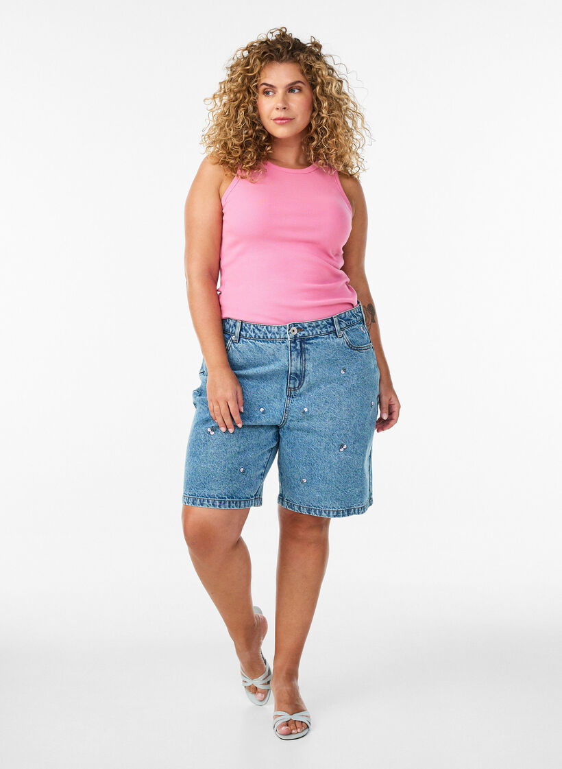 Hoch taillierte Denimshorts mit bestickten Motiven, Blau, Model image number 1