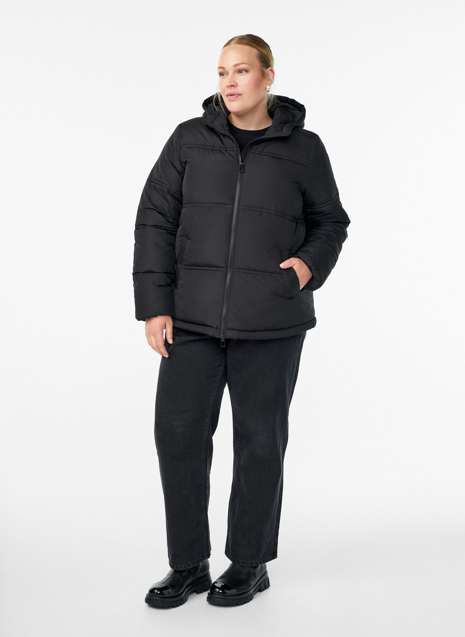 Zizzi Kurze Steppjacke mit Kapuze und Zwei-Wege-Rei&szlig;verschluss, Schwarz, Model image number 1