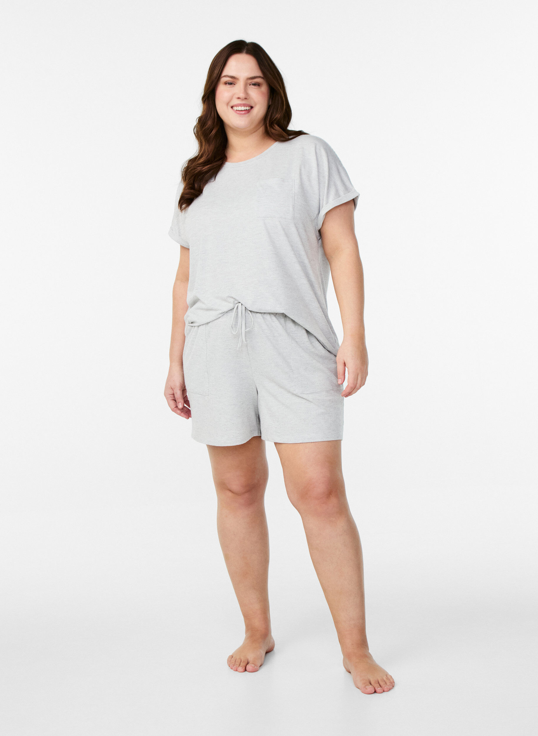 Zizzi Hoch taillierte Pyjama-Shorts mit Streifenmuster, LGM Stripe, Model image number 3