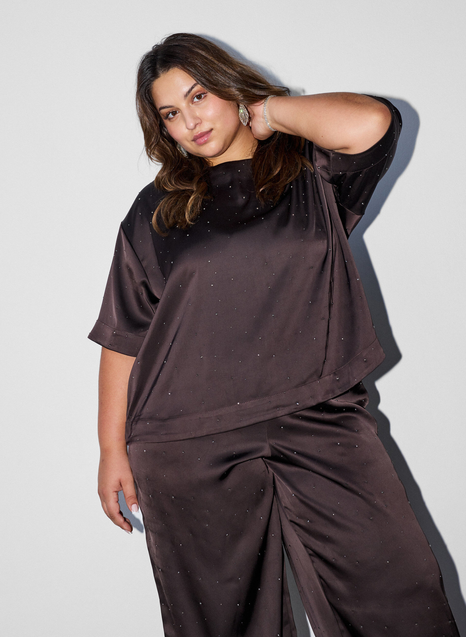 ZizziBlouse en satin avec strass et manches au coude, Marron, Model image number 0
